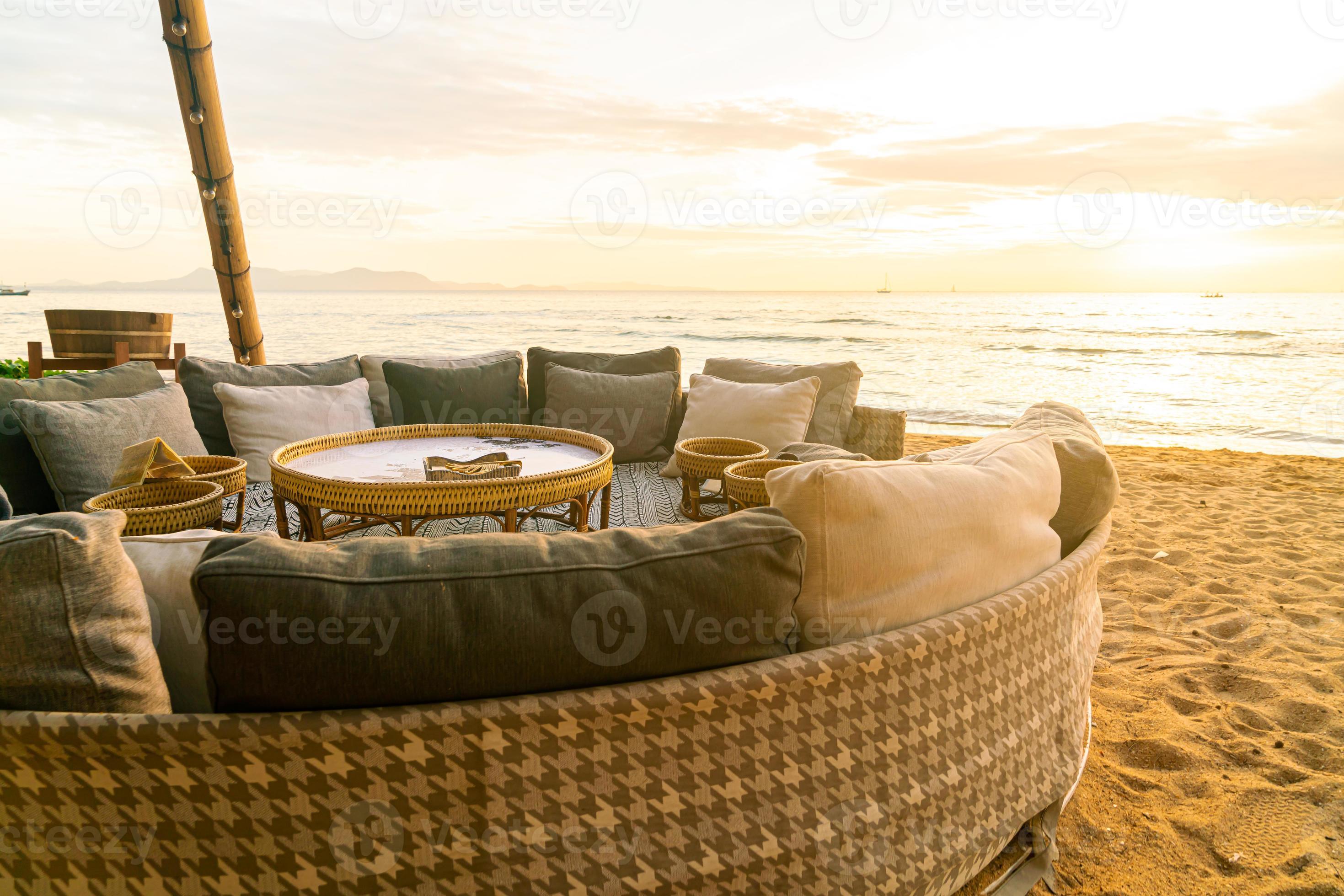 Ontspannend Afrekenen Autonoom kussens op terras ligstoel op strand met zonsondergangtijden 4423789  Stockfoto