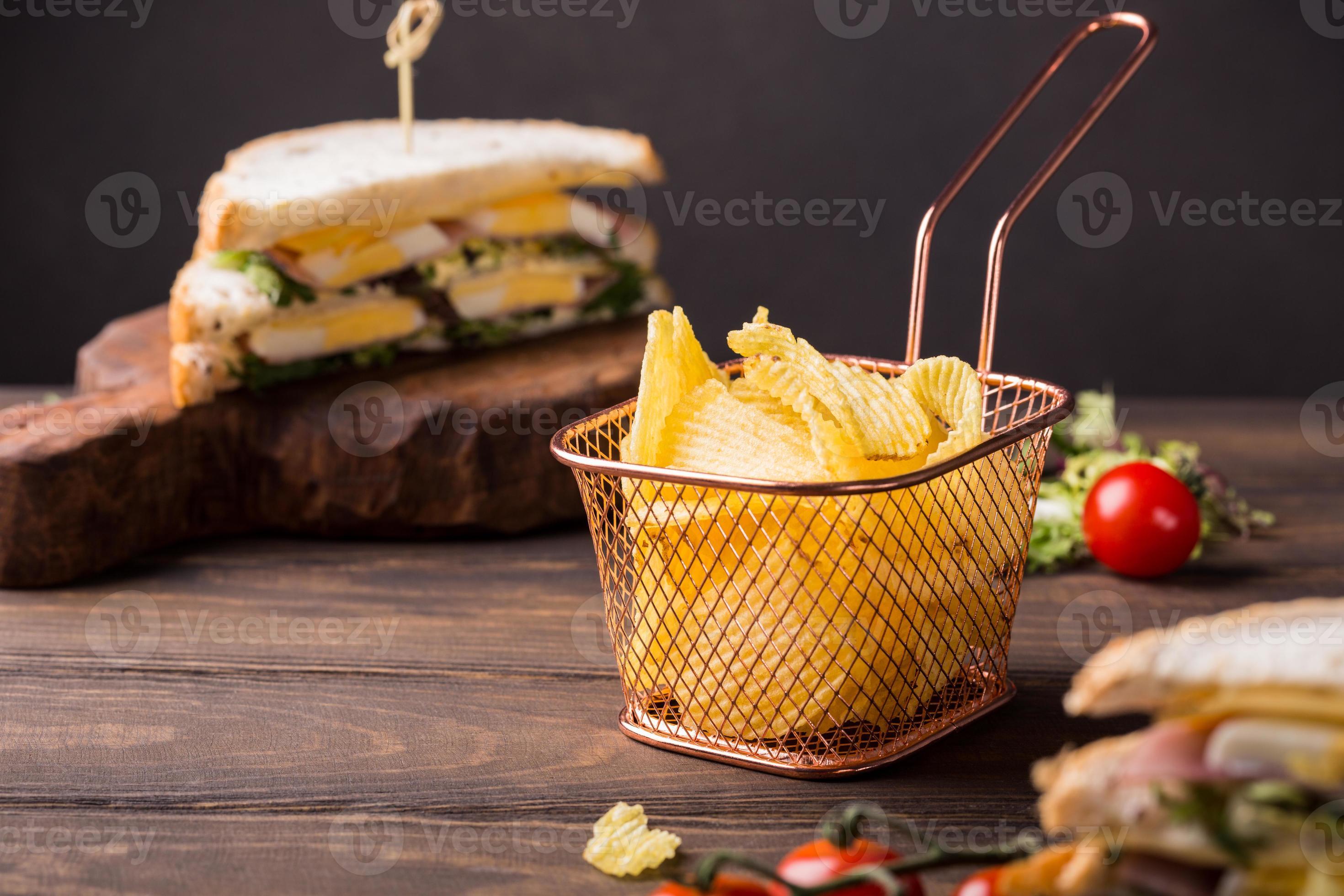 Gang Voorlopige naam Uitverkoop krokante chips in koperen mand 4693763 stockfoto bij Vecteezy