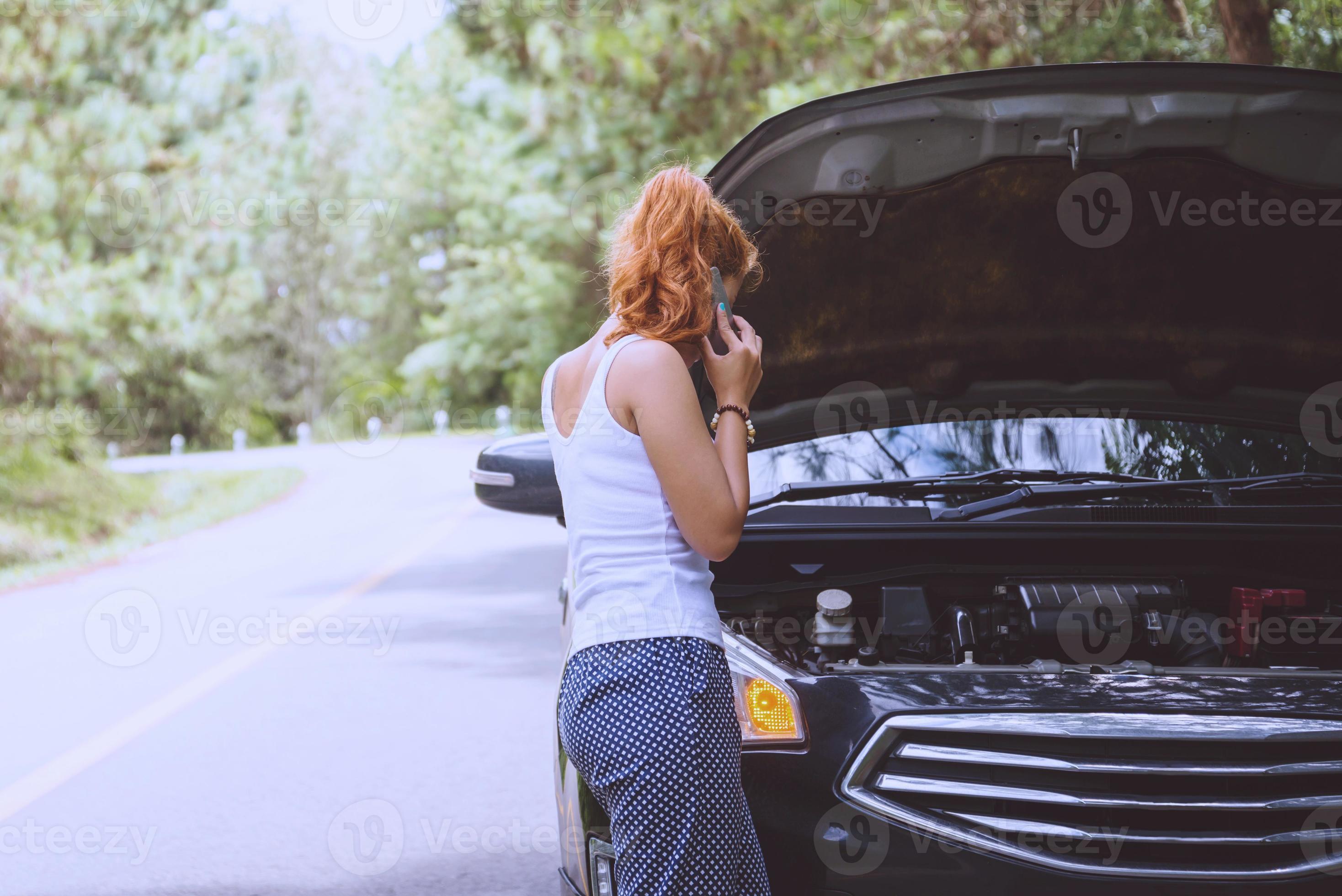 omzeilen banjo Verplaatsbaar vrouwen de auto was kapot op de snelweg. platteland. vrouwen kapotte auto  4701395 Stockfoto