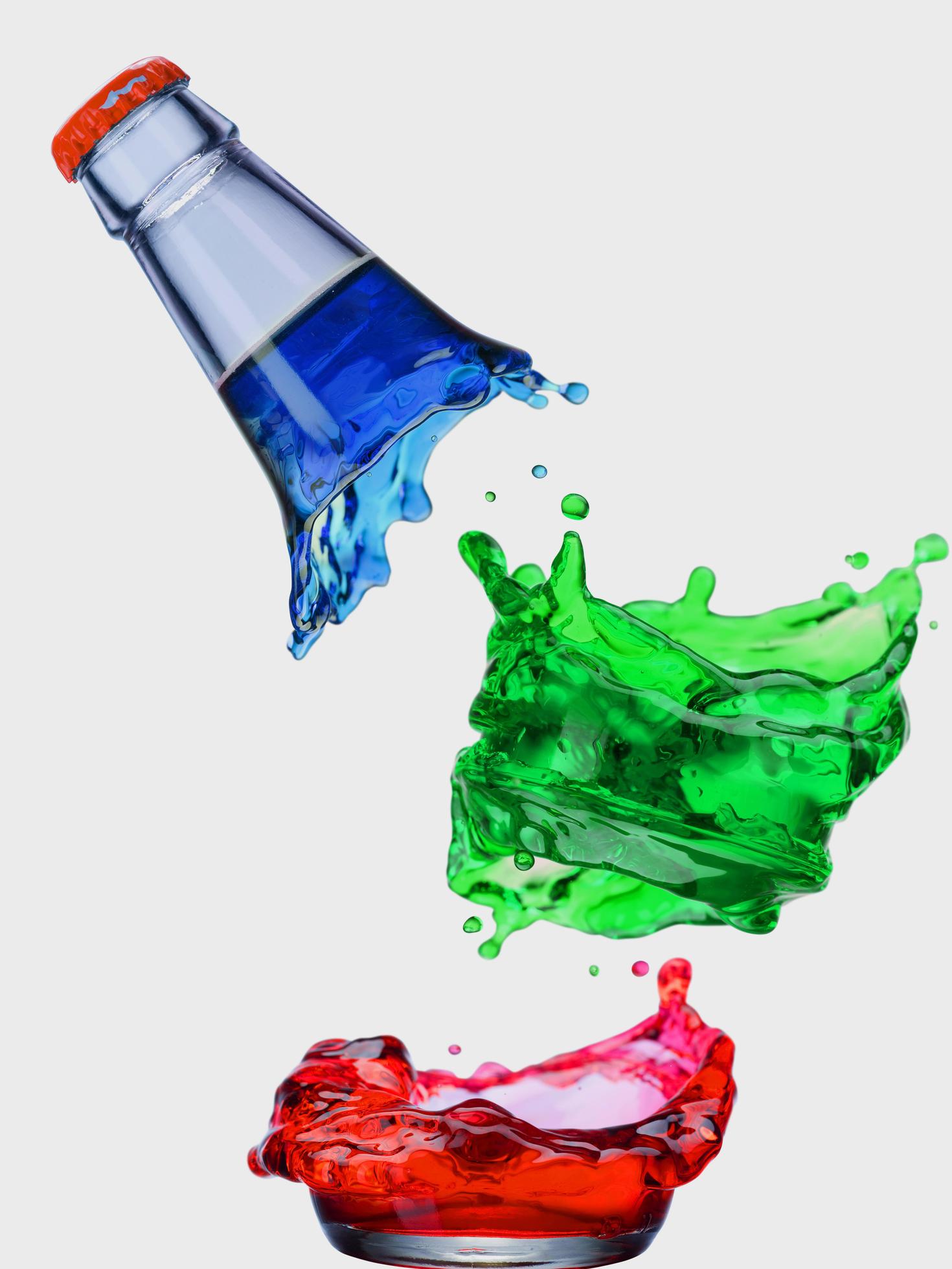 water transparante fles glas splash abstract met bubbels op wit. Stockfoto