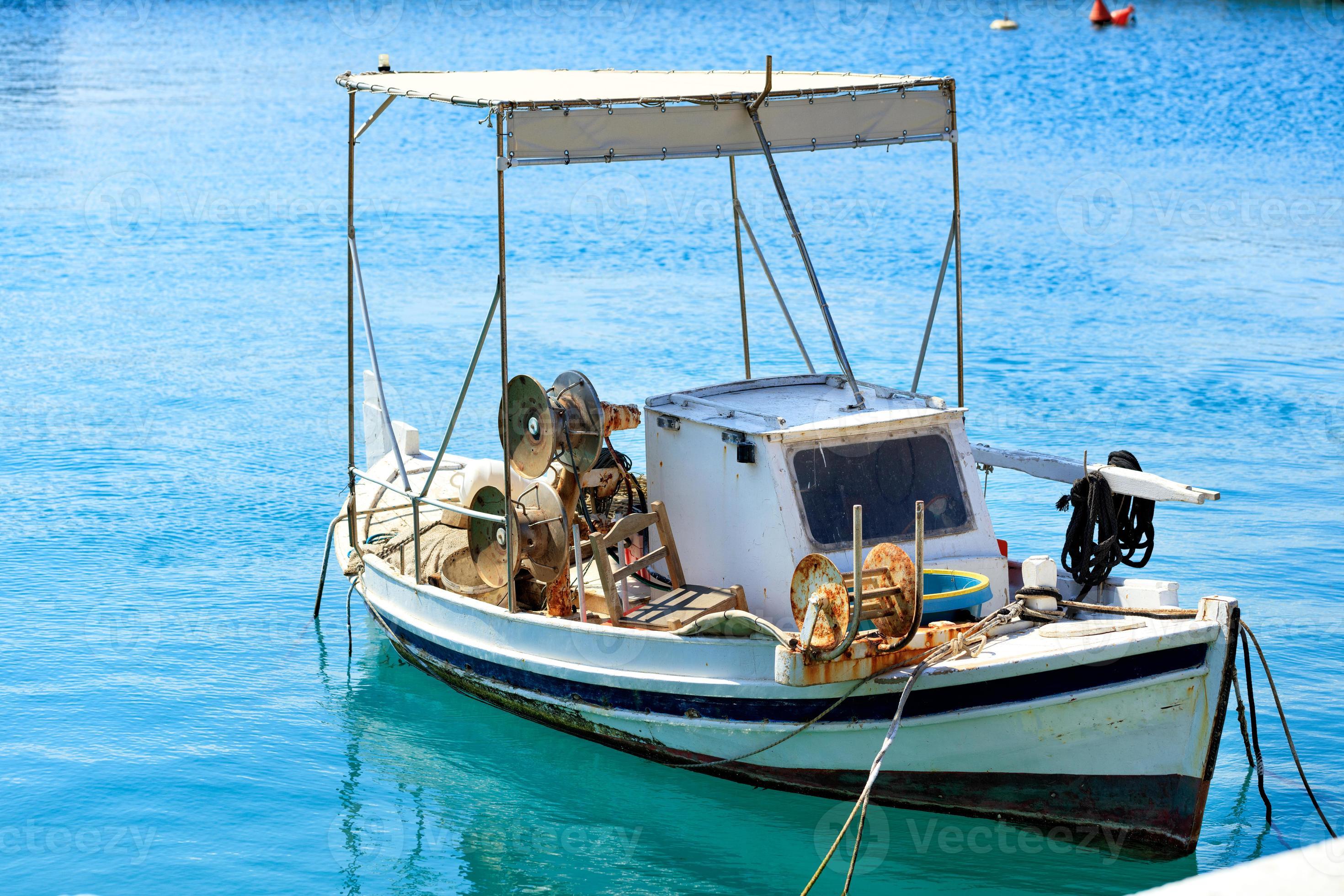 Schuine streep Weinig Briesje weergave van een kleine houten vissersboot met visgerei. 4705296 Stockfoto