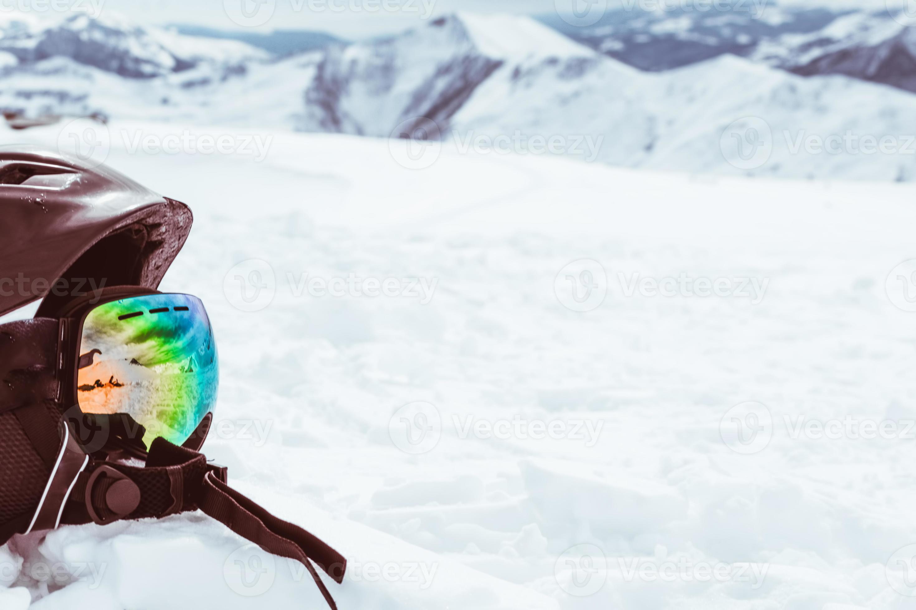 zwarte helm met skibril op sneeuw met witte besneeuwde bergen landschap 4731385 stockfoto bij