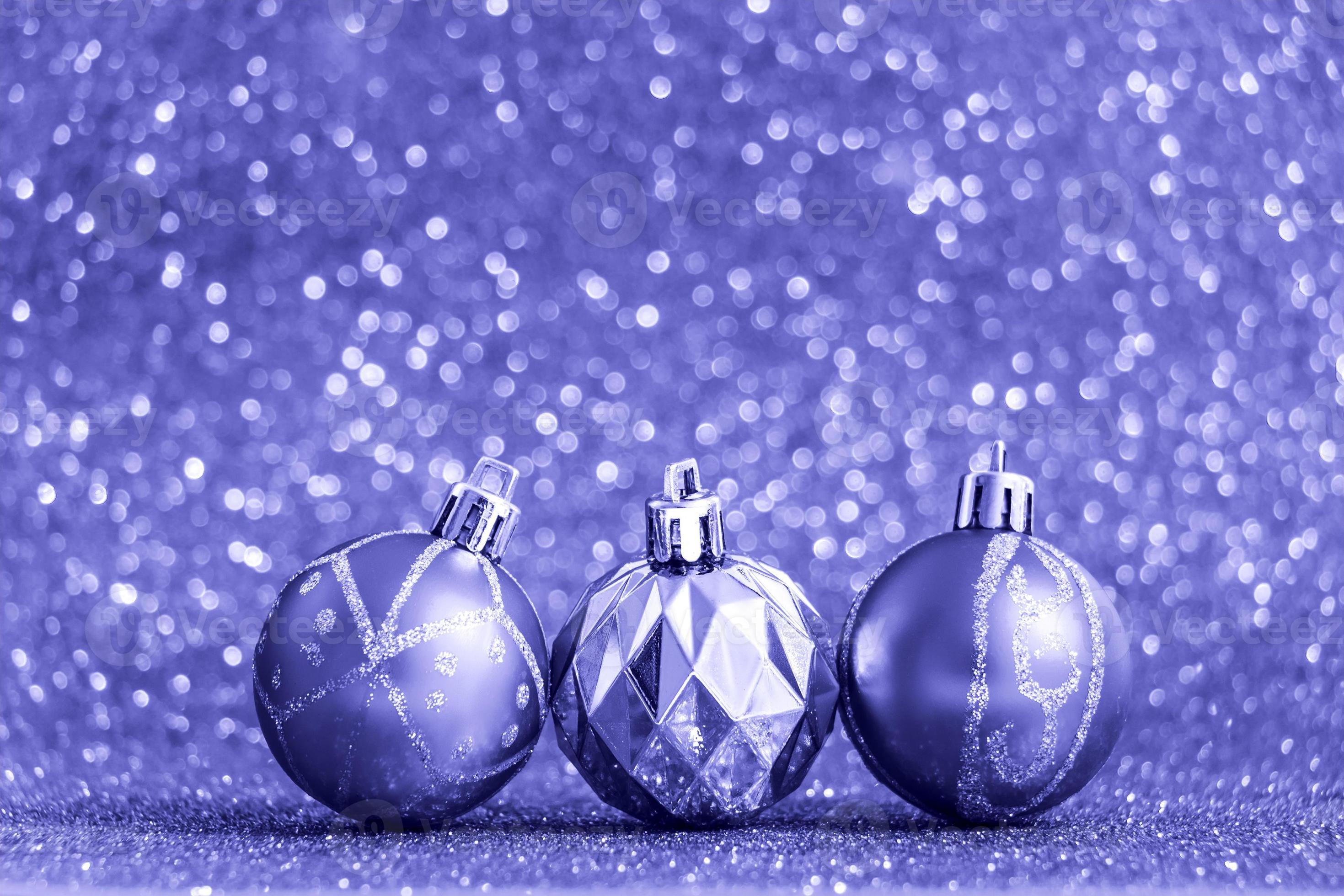 kerstballen op glanzende paarse achtergrond. kleur van jaar 2022. 4752206