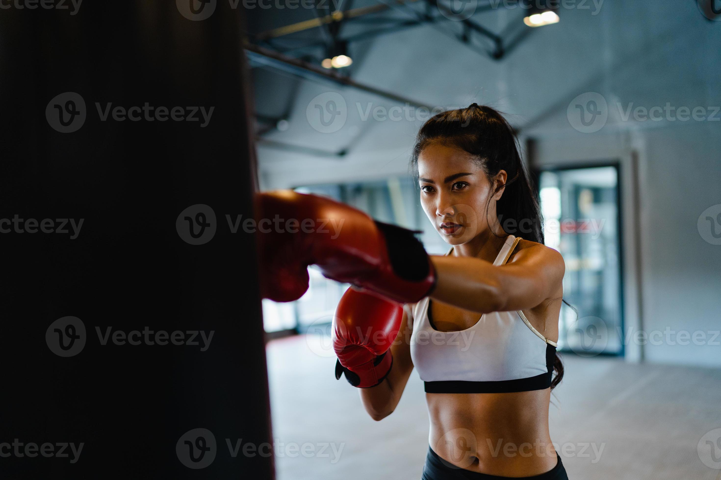 jonge azië dame kickboksen oefening training bokszak stoere vrouwelijke vechter praktijk boksen in fitness klasse. sportvrouw recreatieve functionele training, gezonde levensstijl 4755848 stockfoto bij Vecteezy