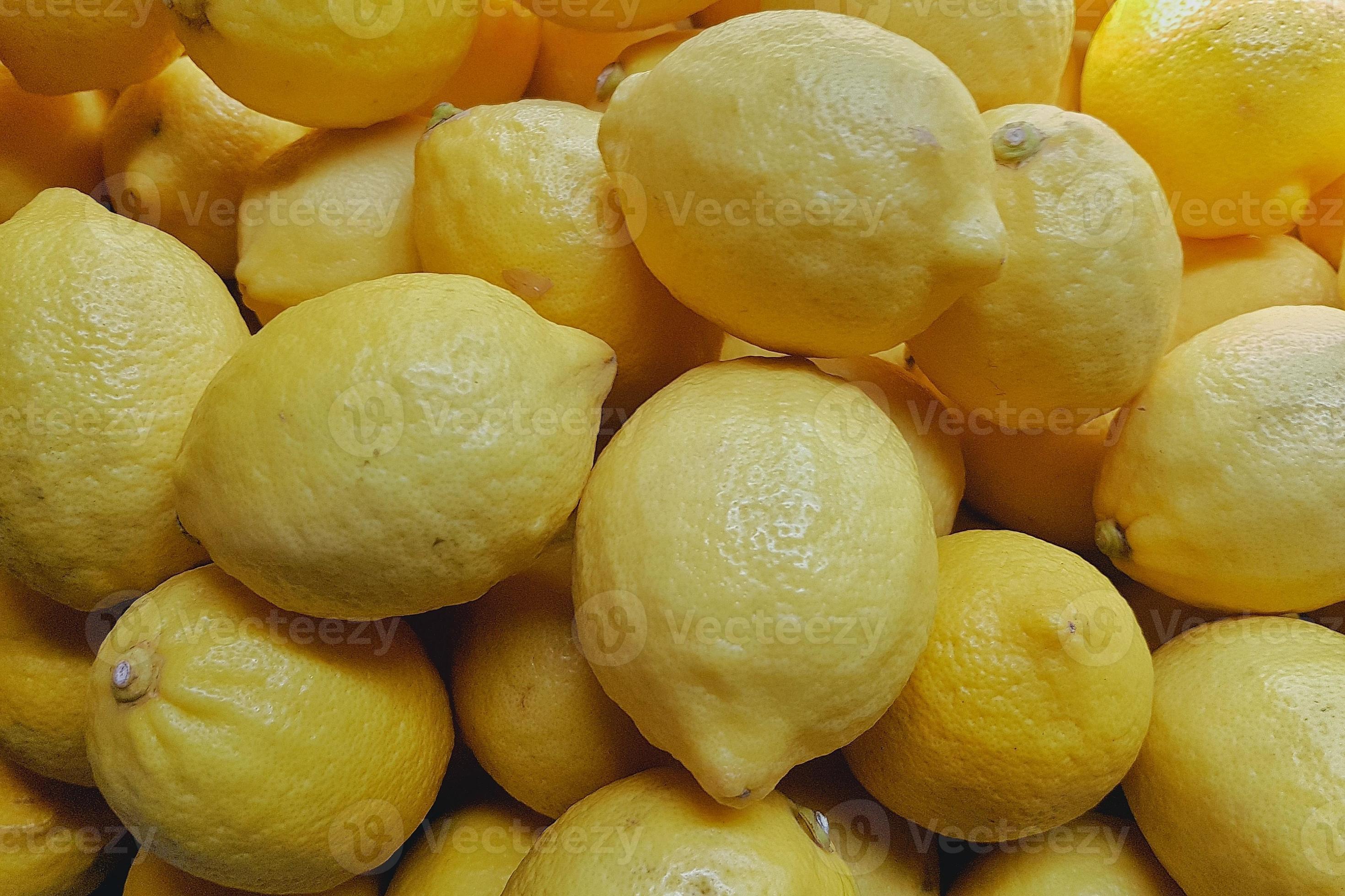 citroen vers fruit en rijk aan antioxidanten, vitamine en vezels op trendy munt. foto