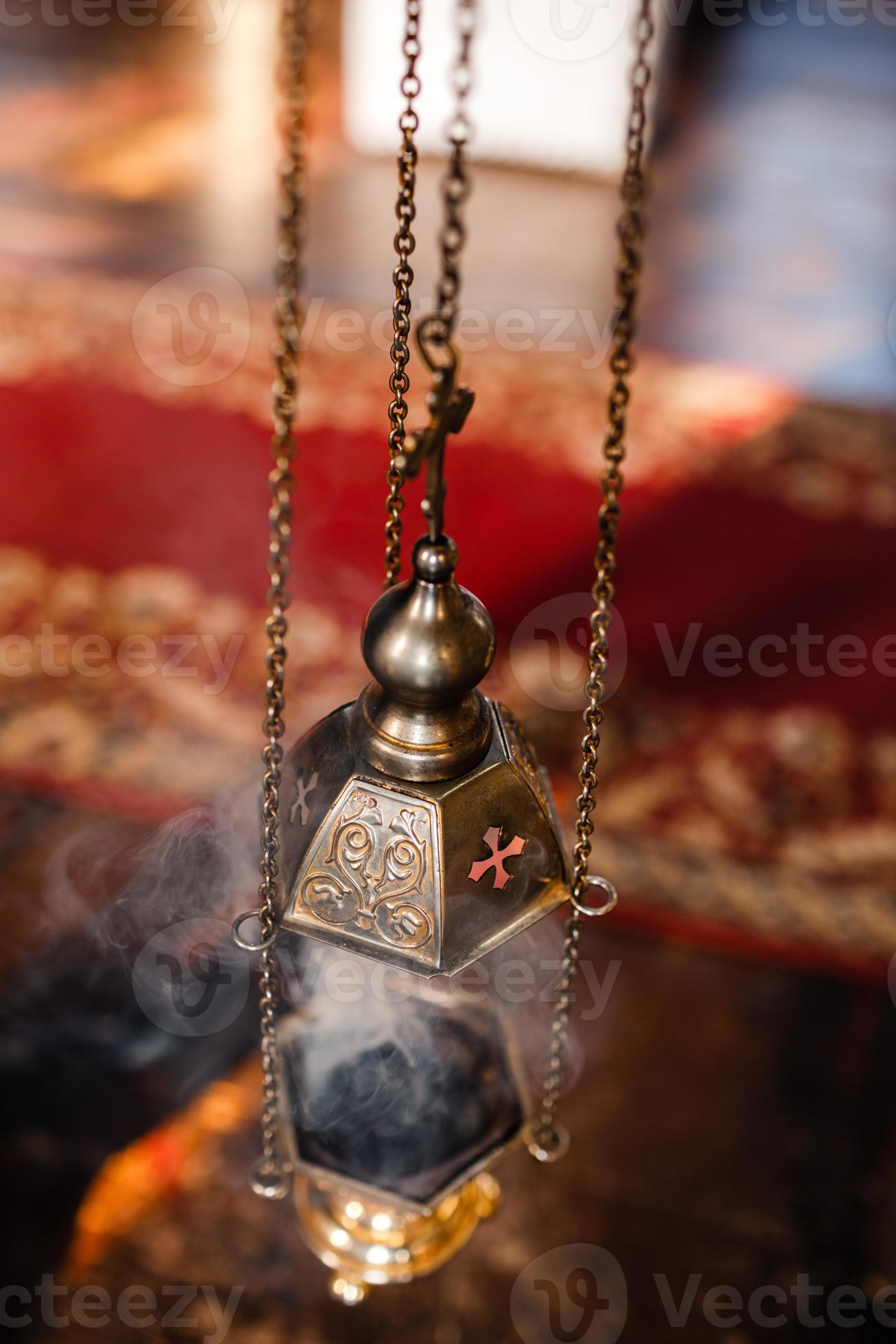 touw Duur Stof wierookhouder gebruikt bij religieuze ceremonies in de kerk 4801532  stockfoto bij Vecteezy