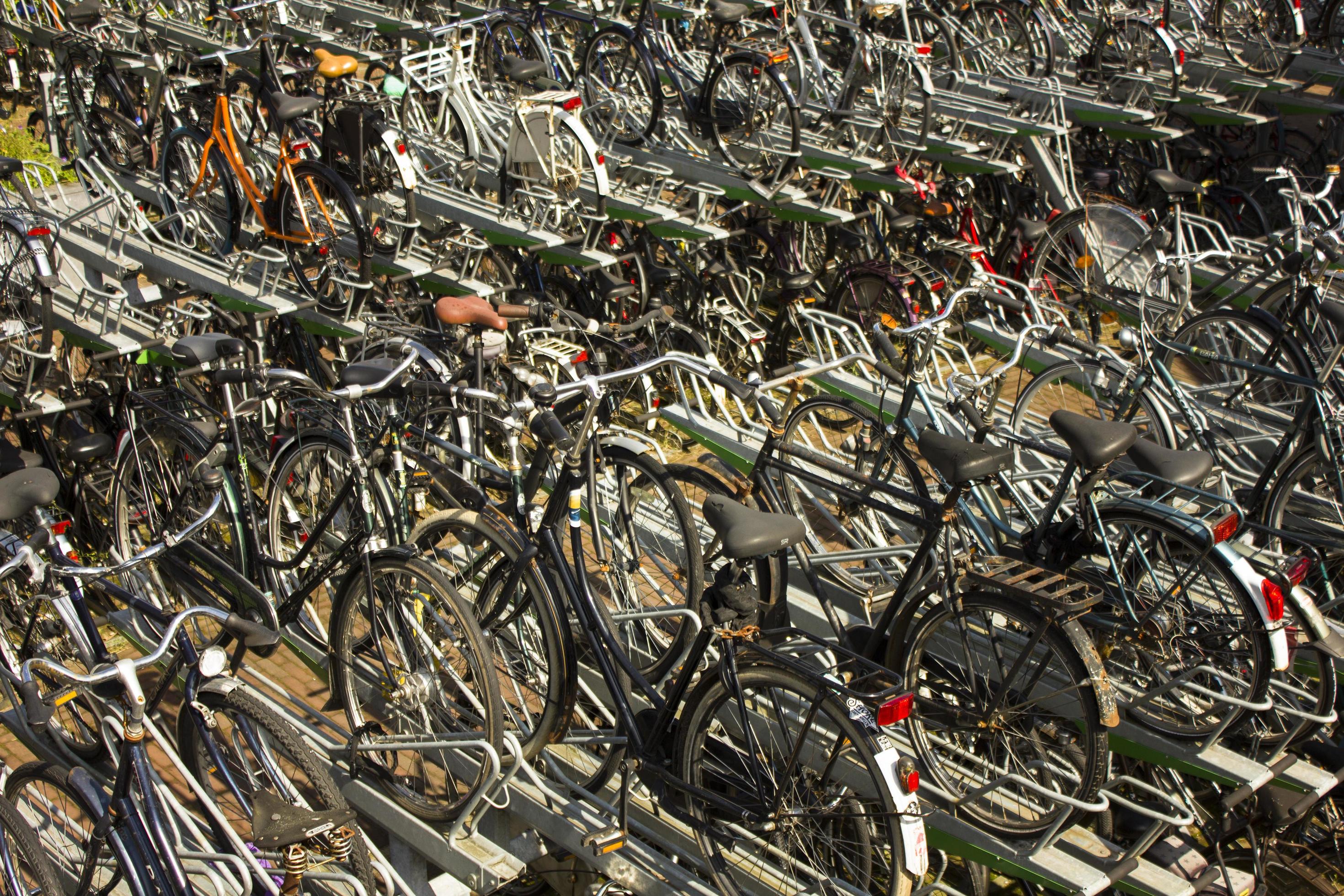 rotterdam, nederland, - talrijke geparkeerde fietsen in rotterdam, nederland. 160.000 - 25 procent van de gebruikt dagelijks de fiets. 4807319 Stockfoto