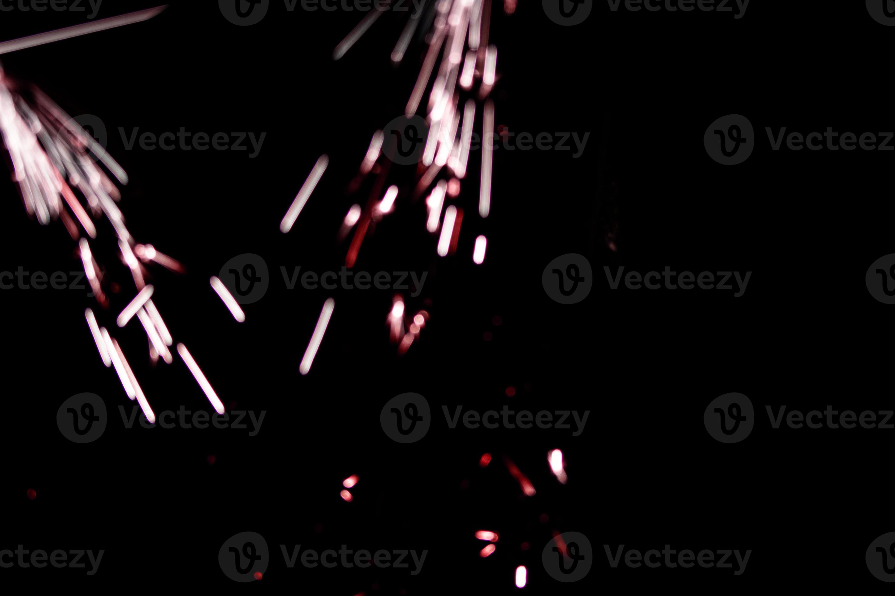 abstracte lite rode sparkler overlays elegante textuur vervagen sprankelend op zwart. foto