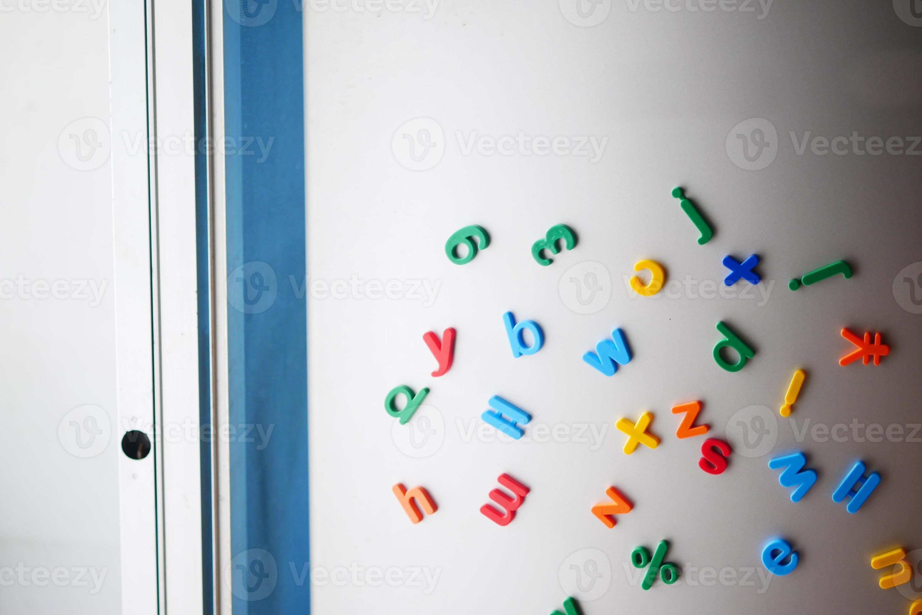 rand Besmettelijk Kunstmatig kleurrijke plastic letters op een koelkast 4949390 Stockfoto