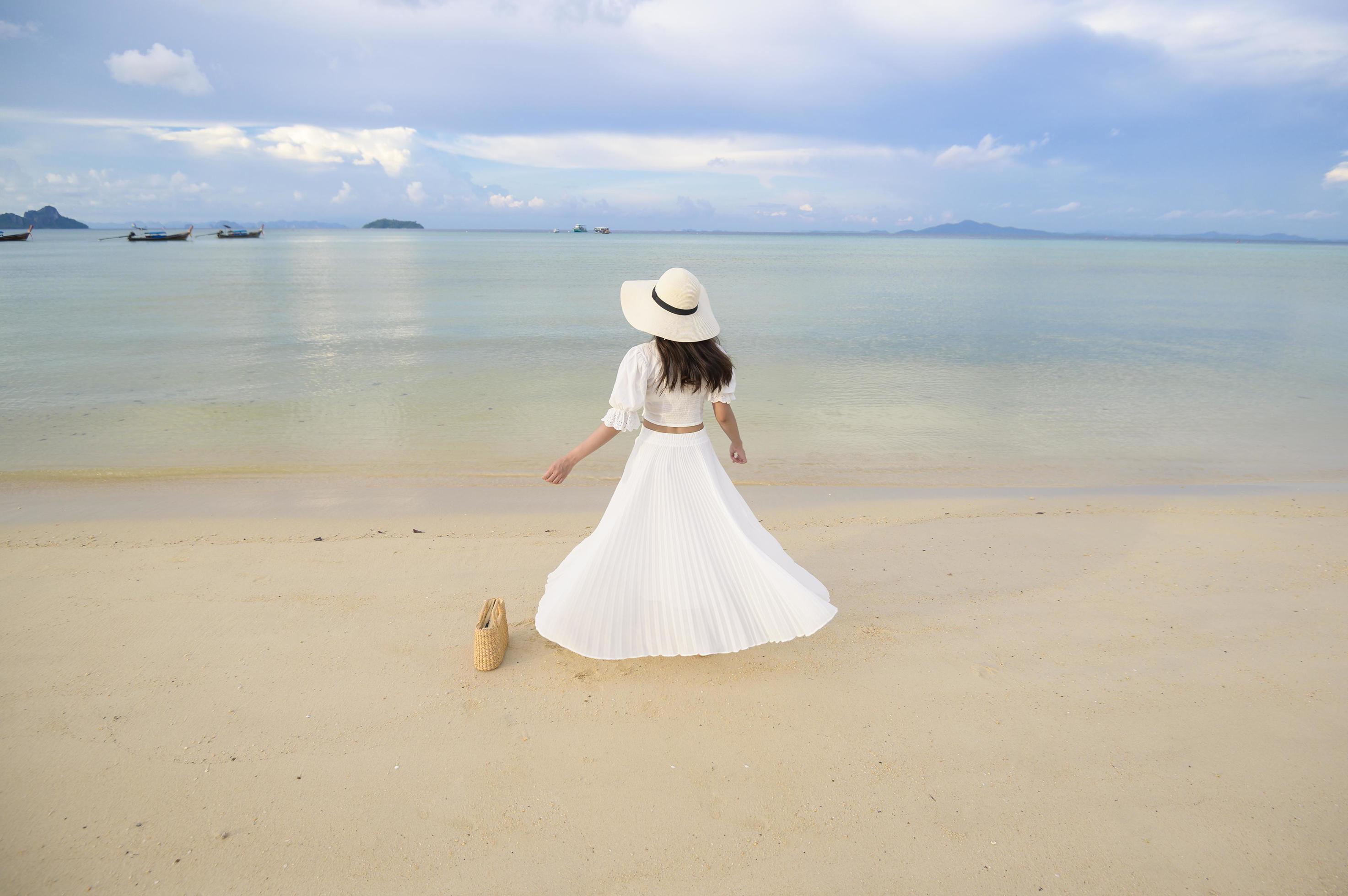 een gelukkige mooie vrouw in een witte jurk die geniet en ontspant op het zomer en vakantie concept 5131352 stockfoto bij Vecteezy