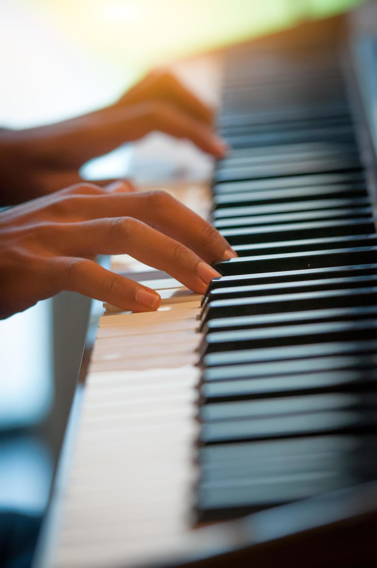 pianist handen op het toetsenbord foto