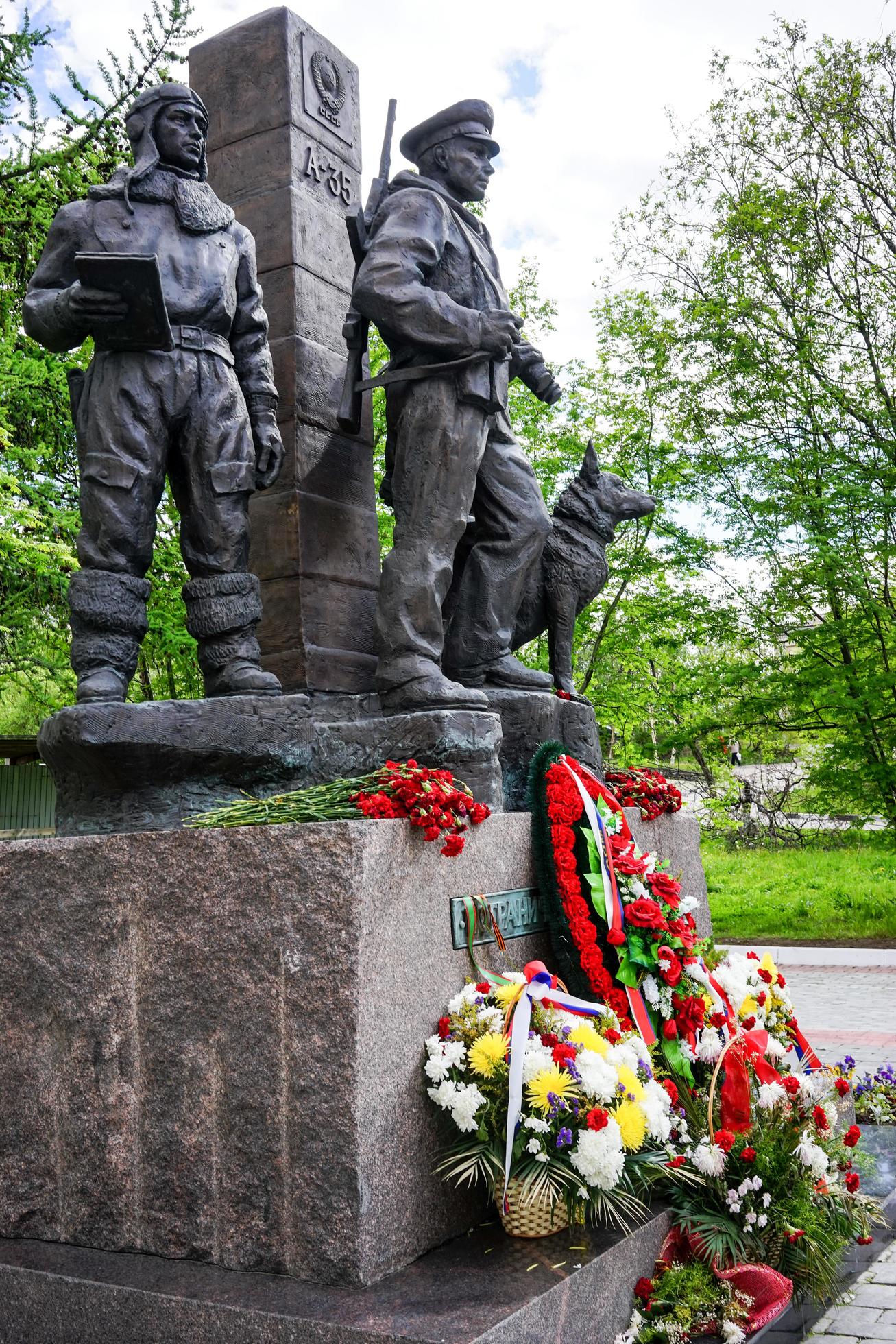 Moermansk, Rusland-6 juni 2015 -monument voor grenswachten op de achtergrond van de natuur. foto