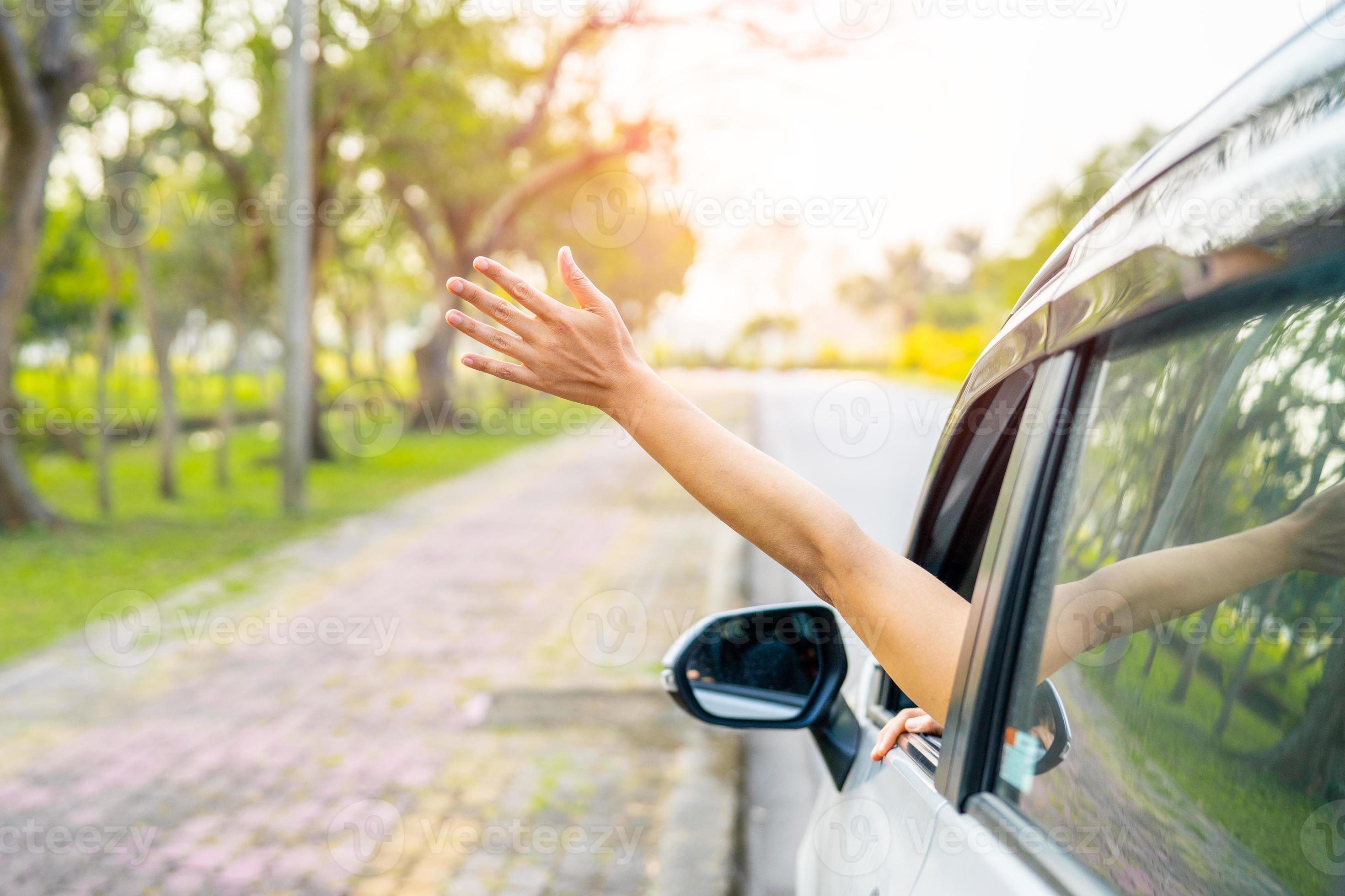 vragen is er Graden Celsius gelukkig genieten en vrijheid op reis met opgeheven hand uit raam auto in  zomervakantie vakantie 5498449 Stockfoto