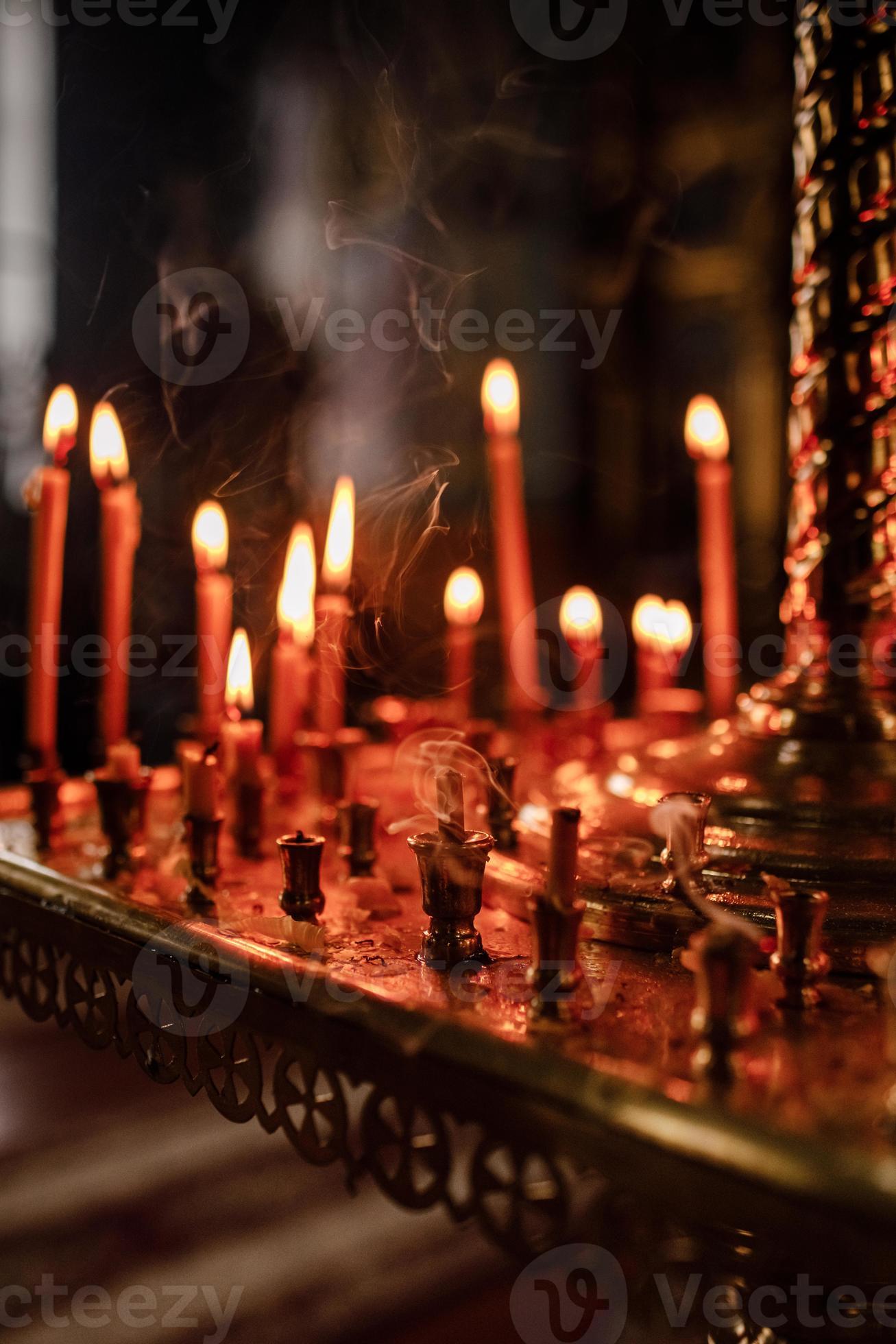 lang brandende kaarsengroep in orthodoxe kerk. kaarsen selectieve focus 5499929 Stockfoto