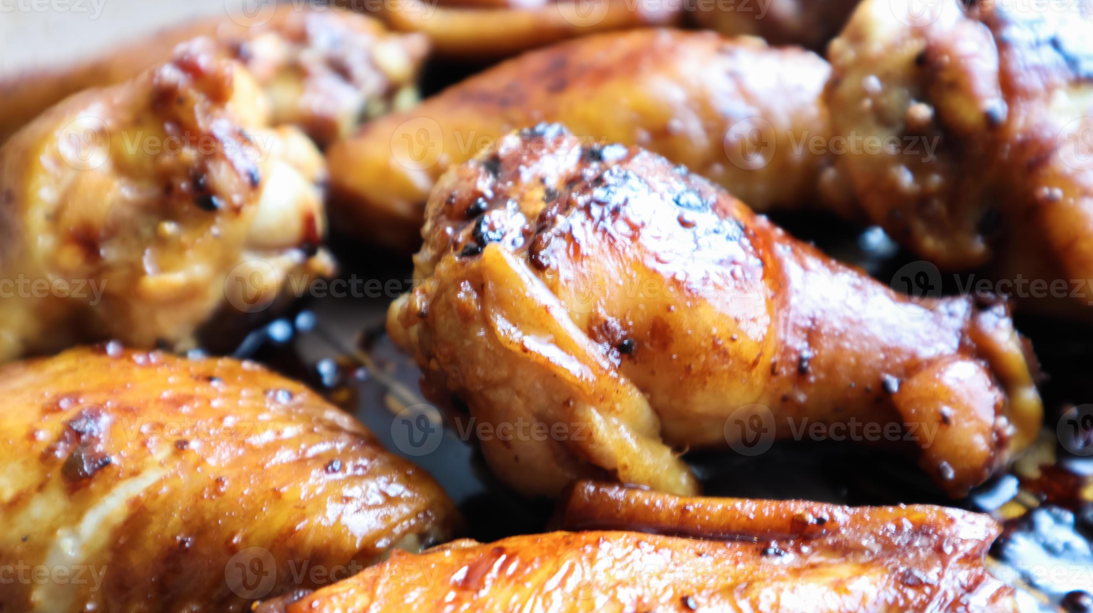 kippenvleugels met een korst in een pan close-up. gebakken kip in teriyakisaus op een bakplaat in de oven, selectieve aandacht. 5540126 bij Vecteezy
