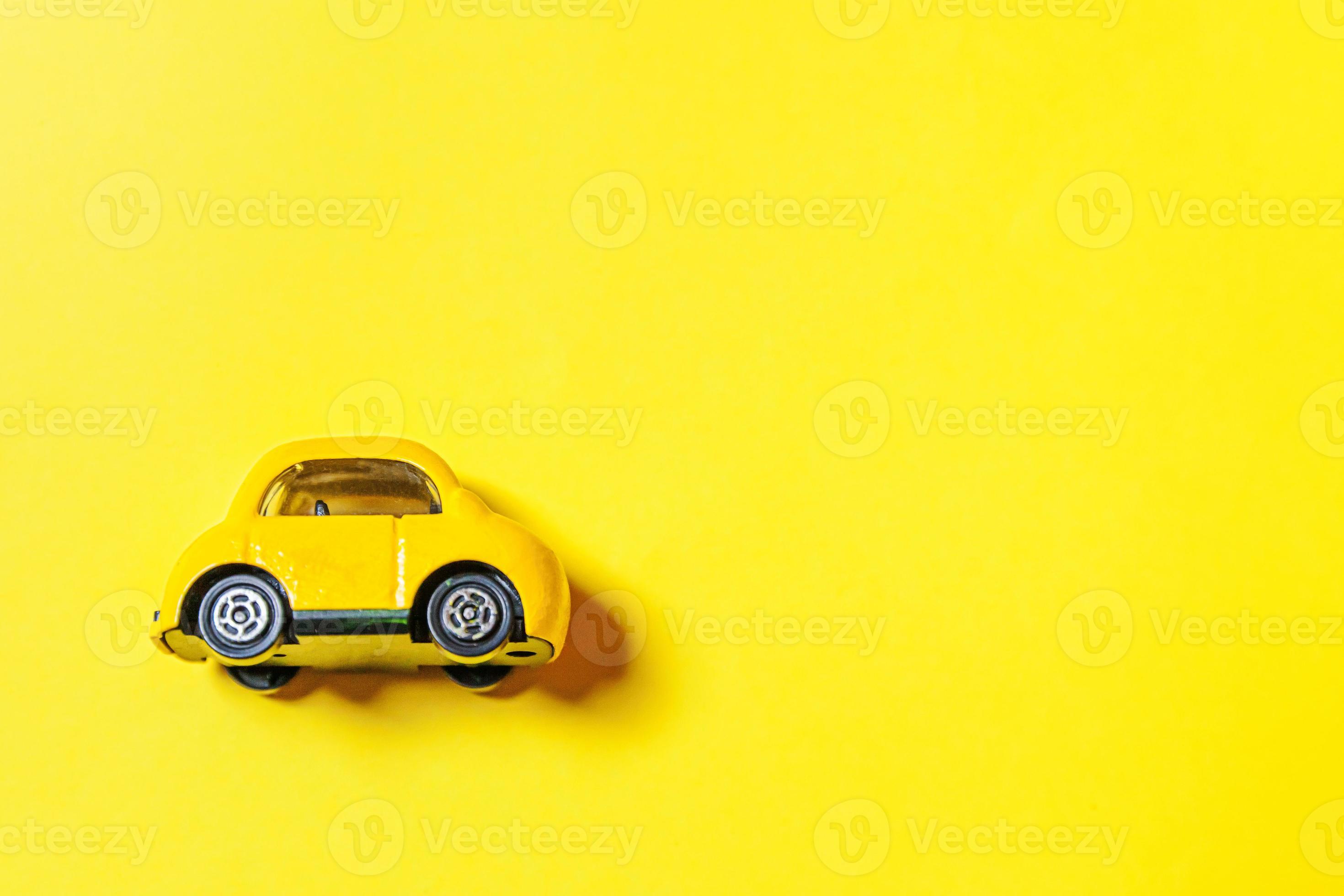 ontwerp eenvoudig gele vintage retro speelgoedauto geïsoleerd op gele achtergrond. auto- en transportsymbool. stadsverkeer levering concept kopie ruimte foto