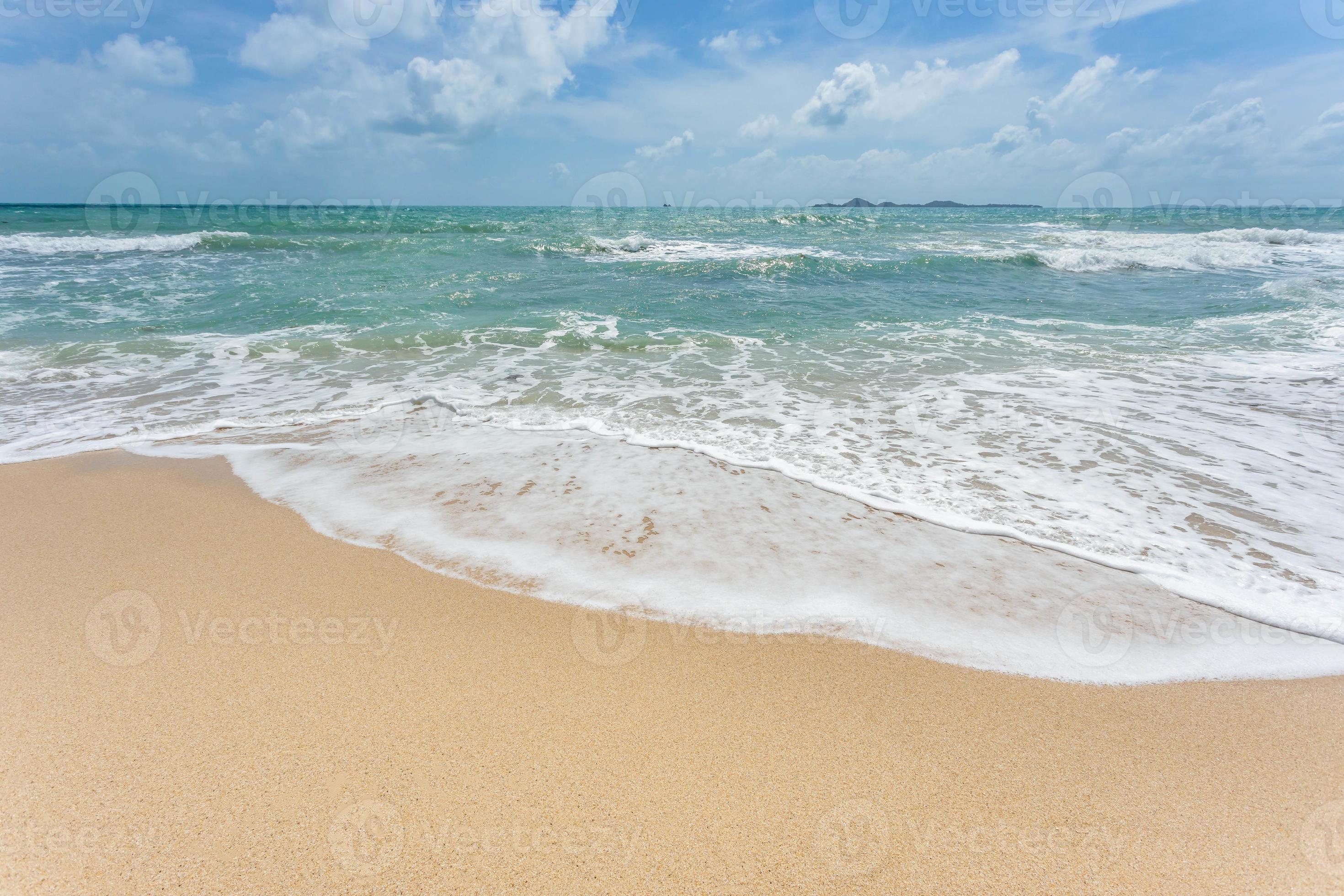 uitzicht op zee vanaf tropisch strand met zonnige hemel. zomerparadijs strand van koh samui eiland. tropische kust. tropische zee in thailand. exotisch zomerstrand met wolken aan de horizon. foto