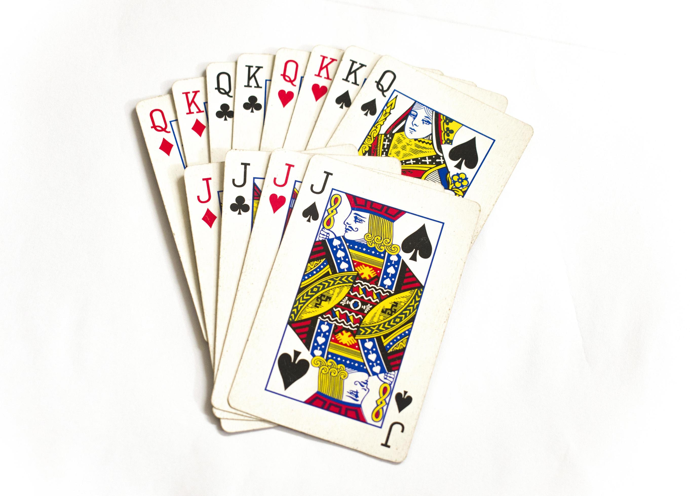 Vervelen schoorsteen Verscherpen speelkaarten met koning, koningin en joker 6518979 Stockfoto