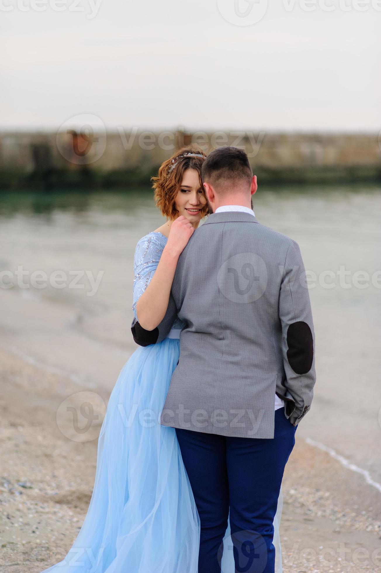salon Steen Wrijven bruiloft fotosessie van een paar aan de kust. blauwe trouwjurk op de bruid.  6673172 Stockfoto