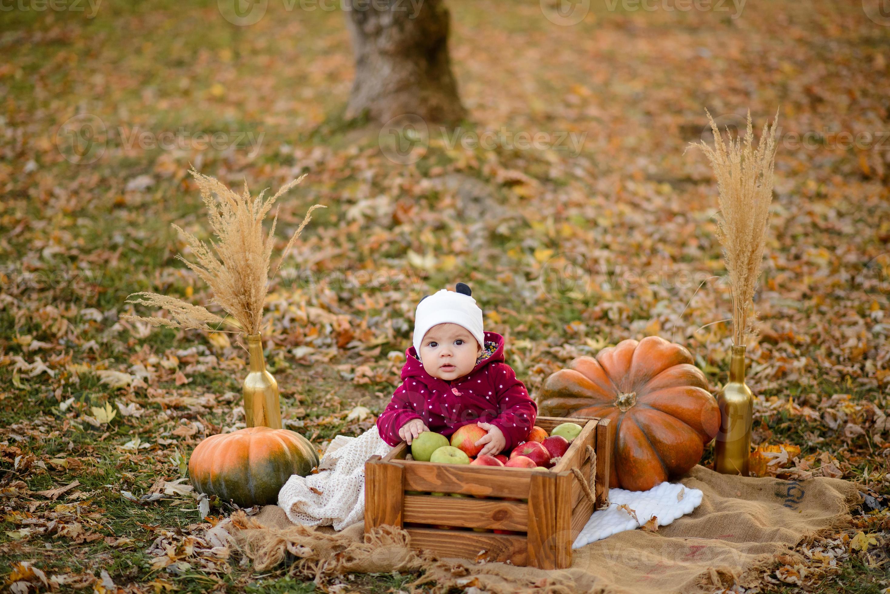 klein meisje kiest een appel voor de eerste voeding foto