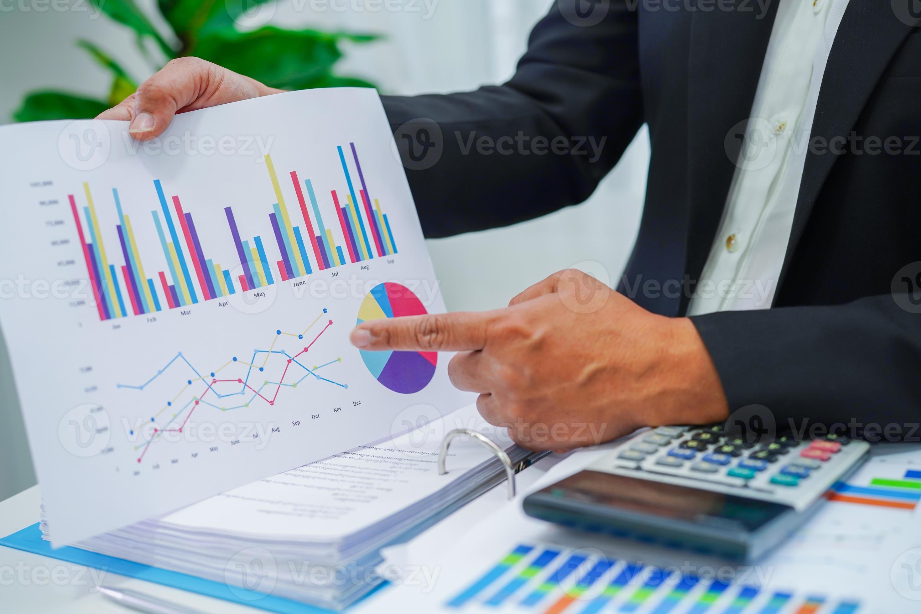 zakenman werken en analyseren met statistiek grafiek op kantoor. foto