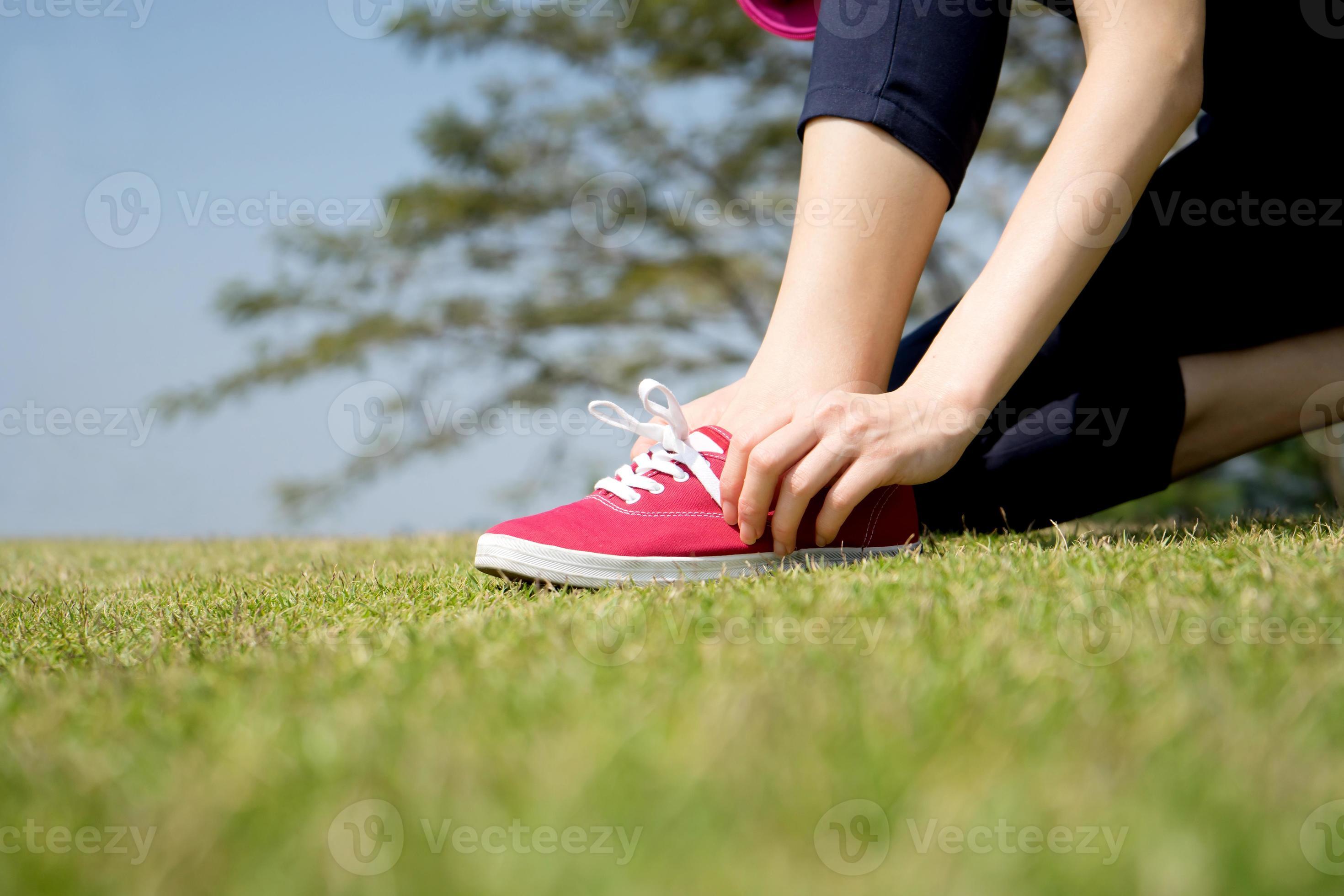 Extreem Tot Regenboog hardloopschoenen - close-up van vrouw die schoenveters op haar blootsvoets  loopschoenen bindt. vrouwelijke sport fitness runner klaar om buiten te  joggen. 6903160 Stockfoto