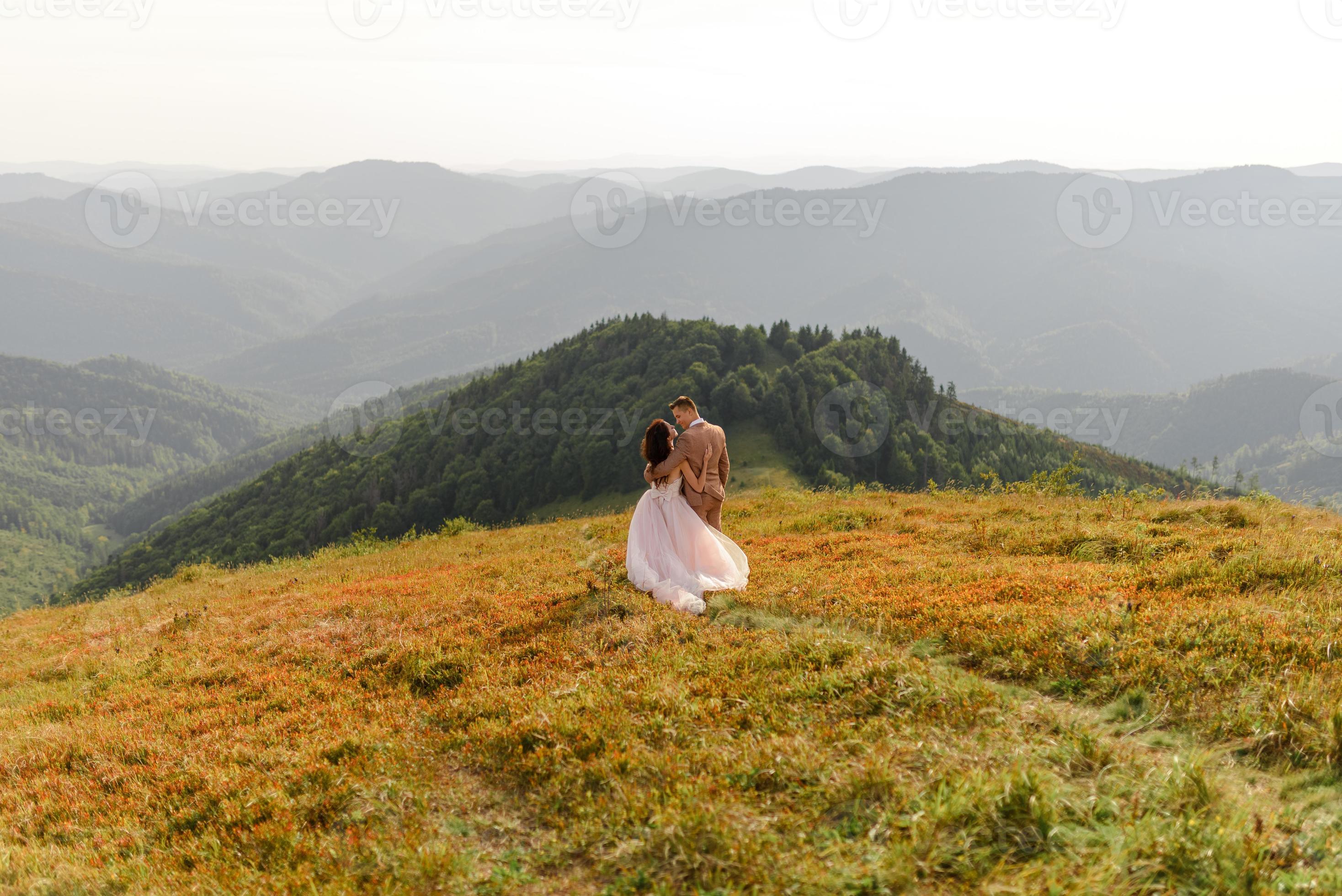 bruid en bruidegom. fotoshoot in de bergen. foto
