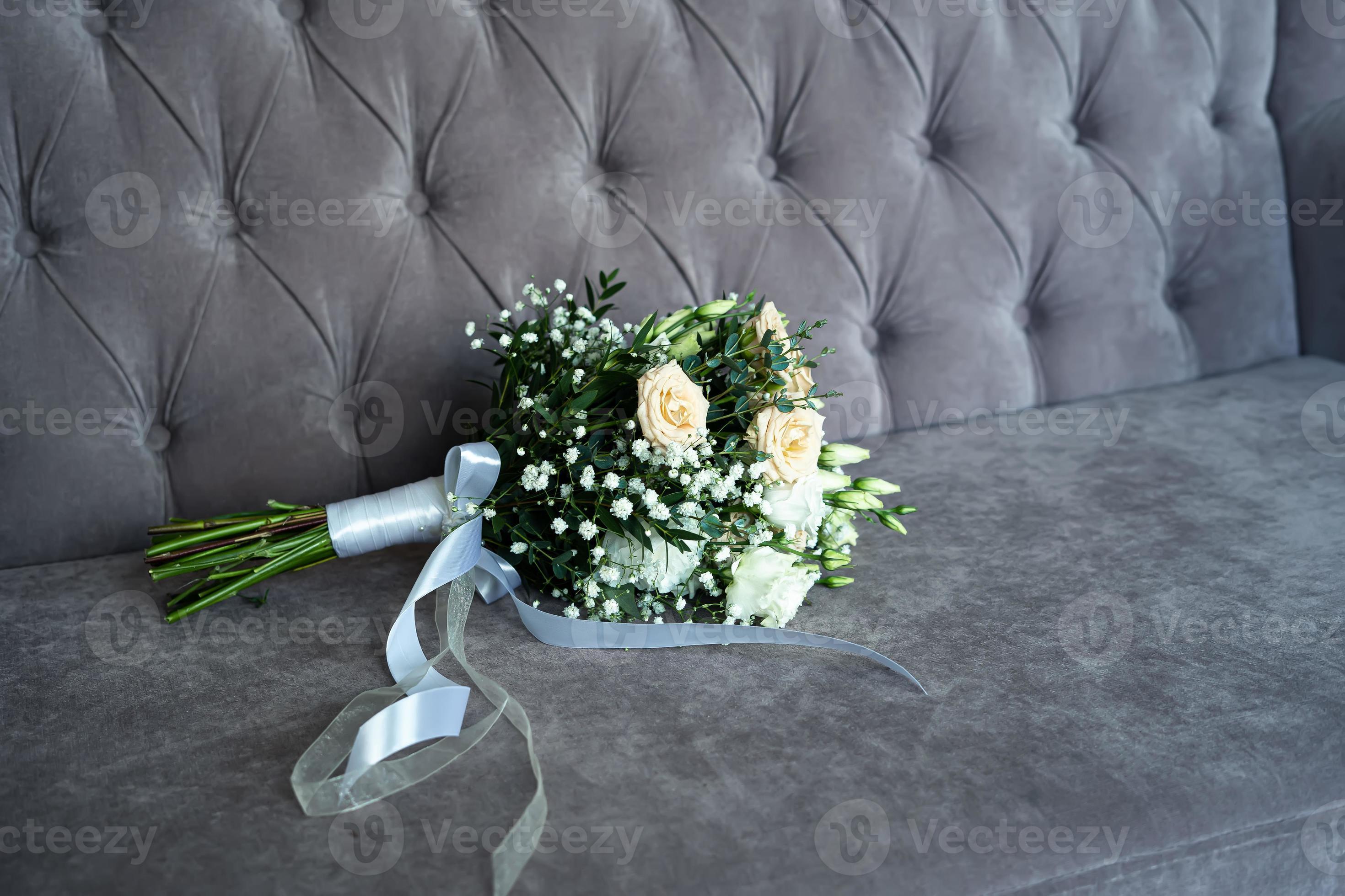 cafetaria Jet Voor type huwelijksboeket van witte bloemen en groene bladeren op de bank. 6964090  Stockfoto