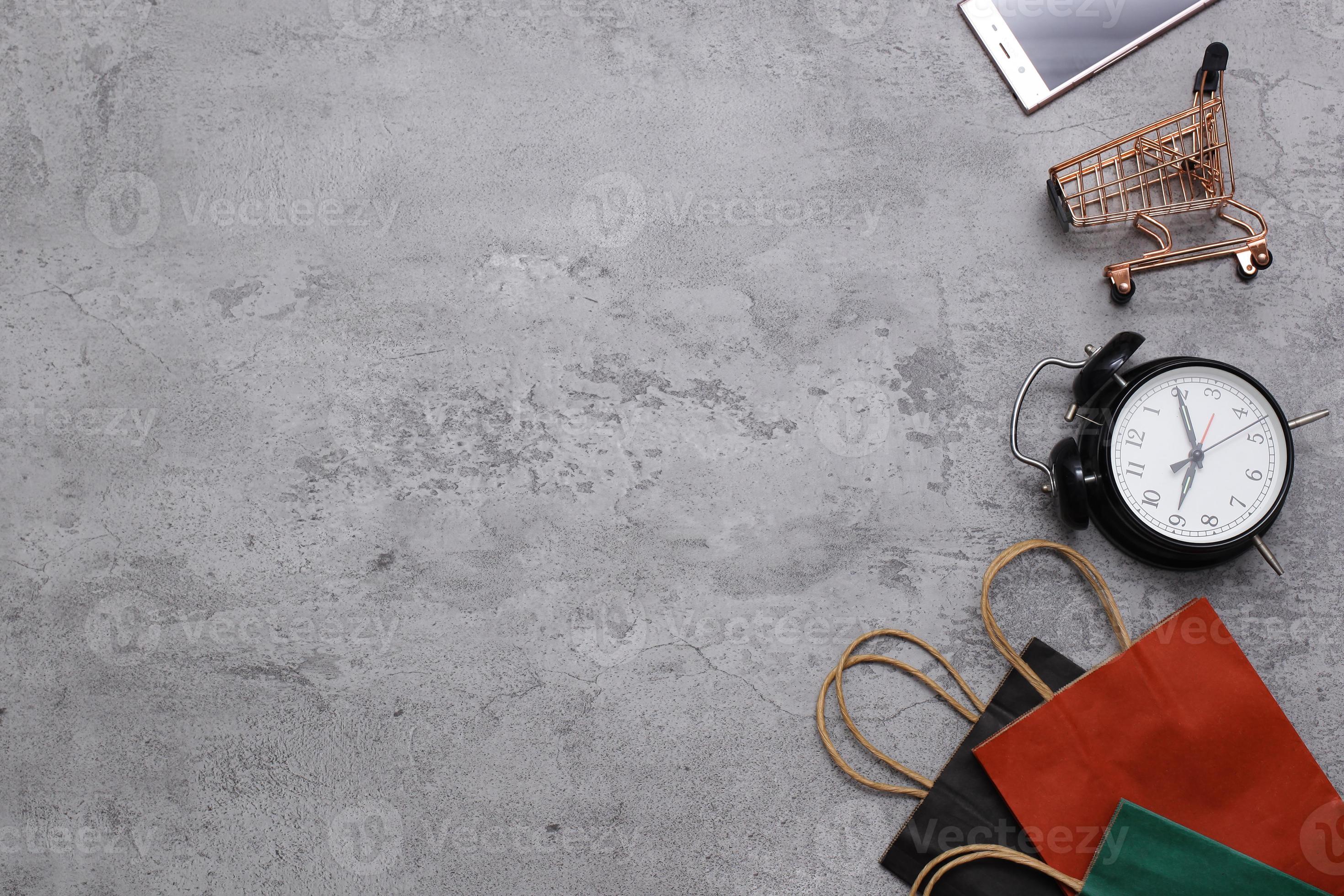 Antecedent niet voldoende essay plat leggen van boodschappentassen trolley en mobiele telefoon op grijze  achtergrond ideeën over online winkelen verslaving concept. 6964653  Stockfoto