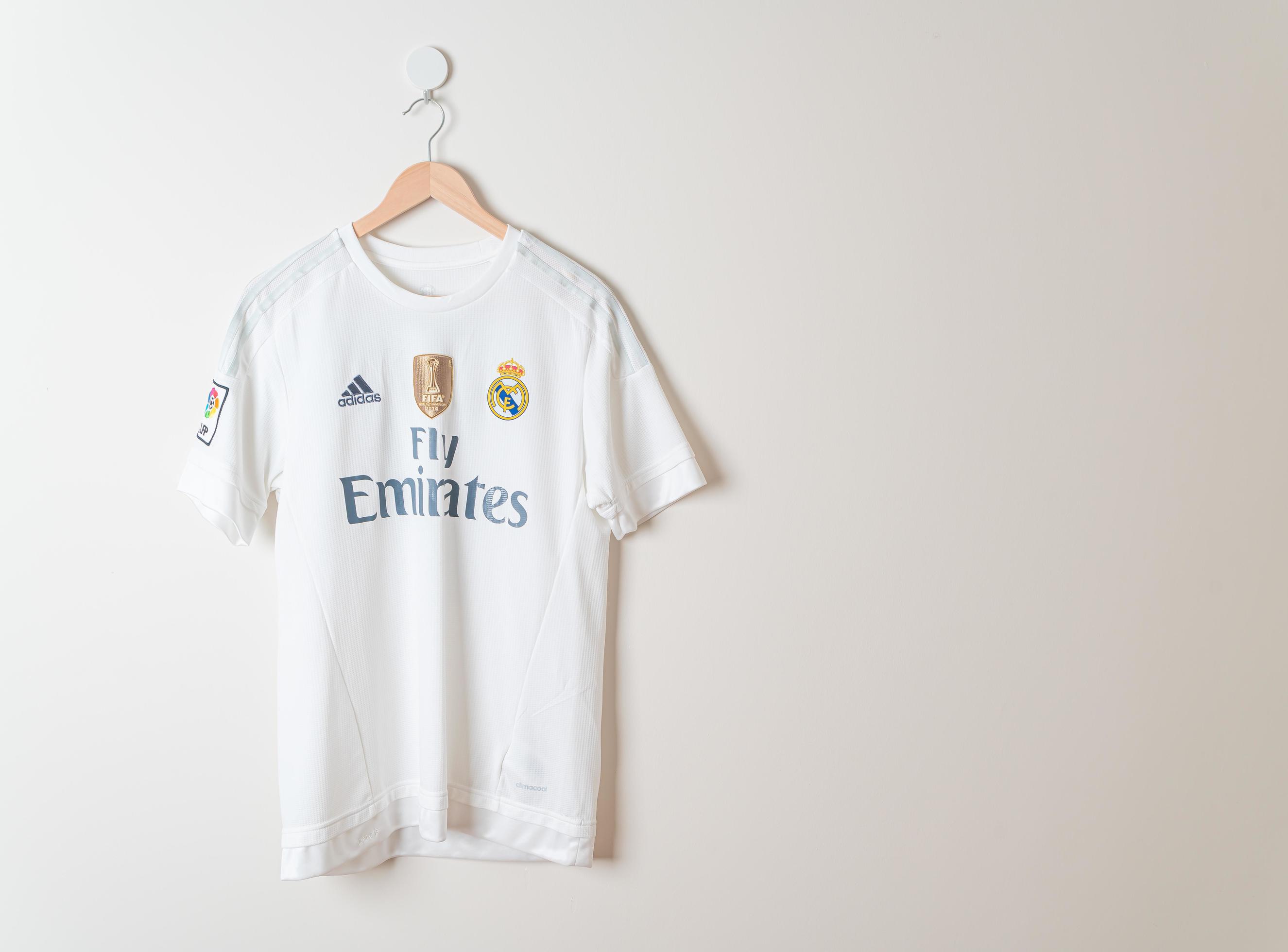 Bijdrage satire enthousiasme bangkok, thailand - 18 jan 2022 - real madrid shirt thuisshirt seizoen 2014- 2015 7060743 Stockfoto