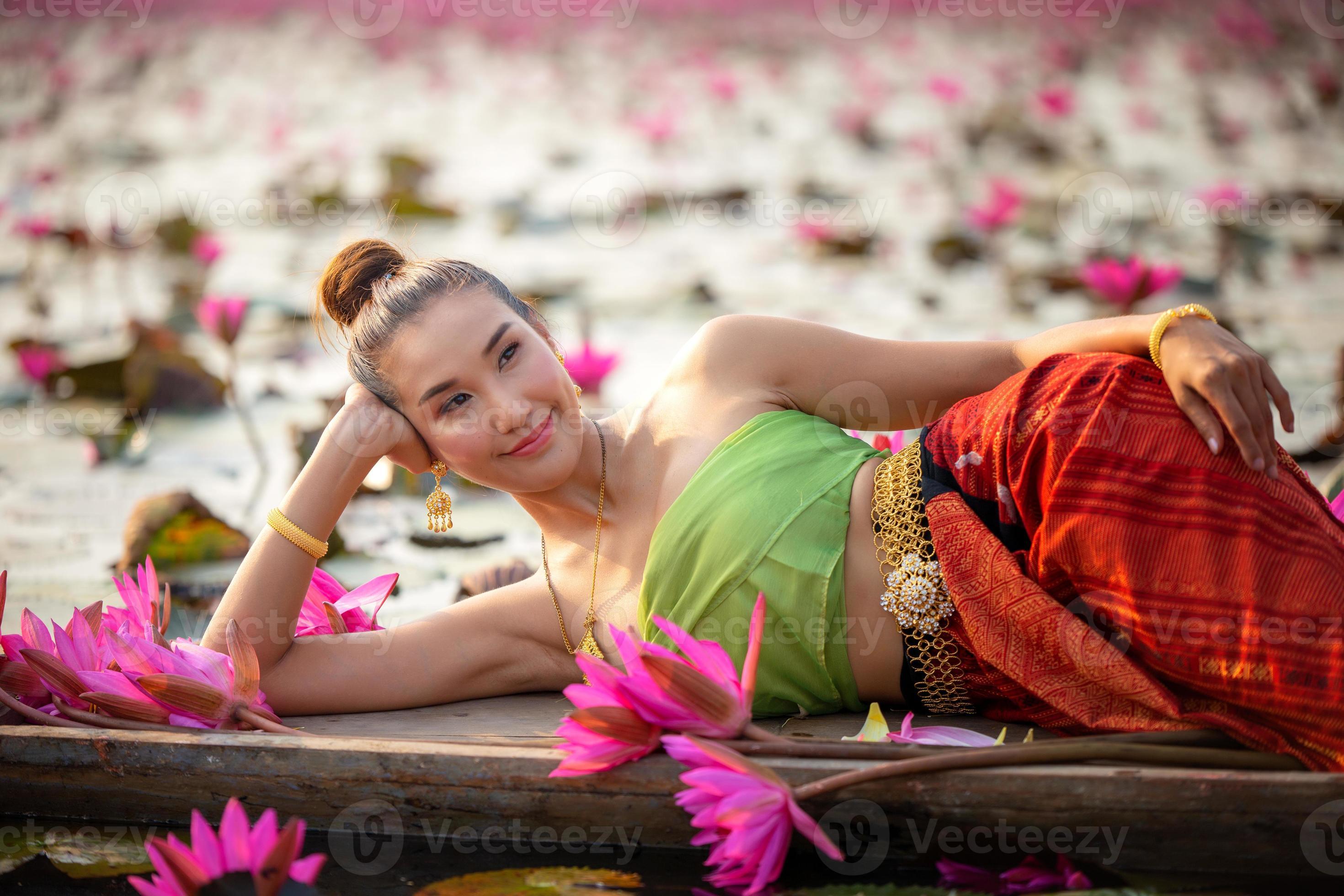 groep van mening zijn overloop jonge Aziatische vrouwen in klederdracht in de boot en roze lotusbloemen in  de pond.beautiful meisjes in klederdracht.thai meisje in retro thaise jurk,  thais meisje in klederdracht 7072742 Stockfoto