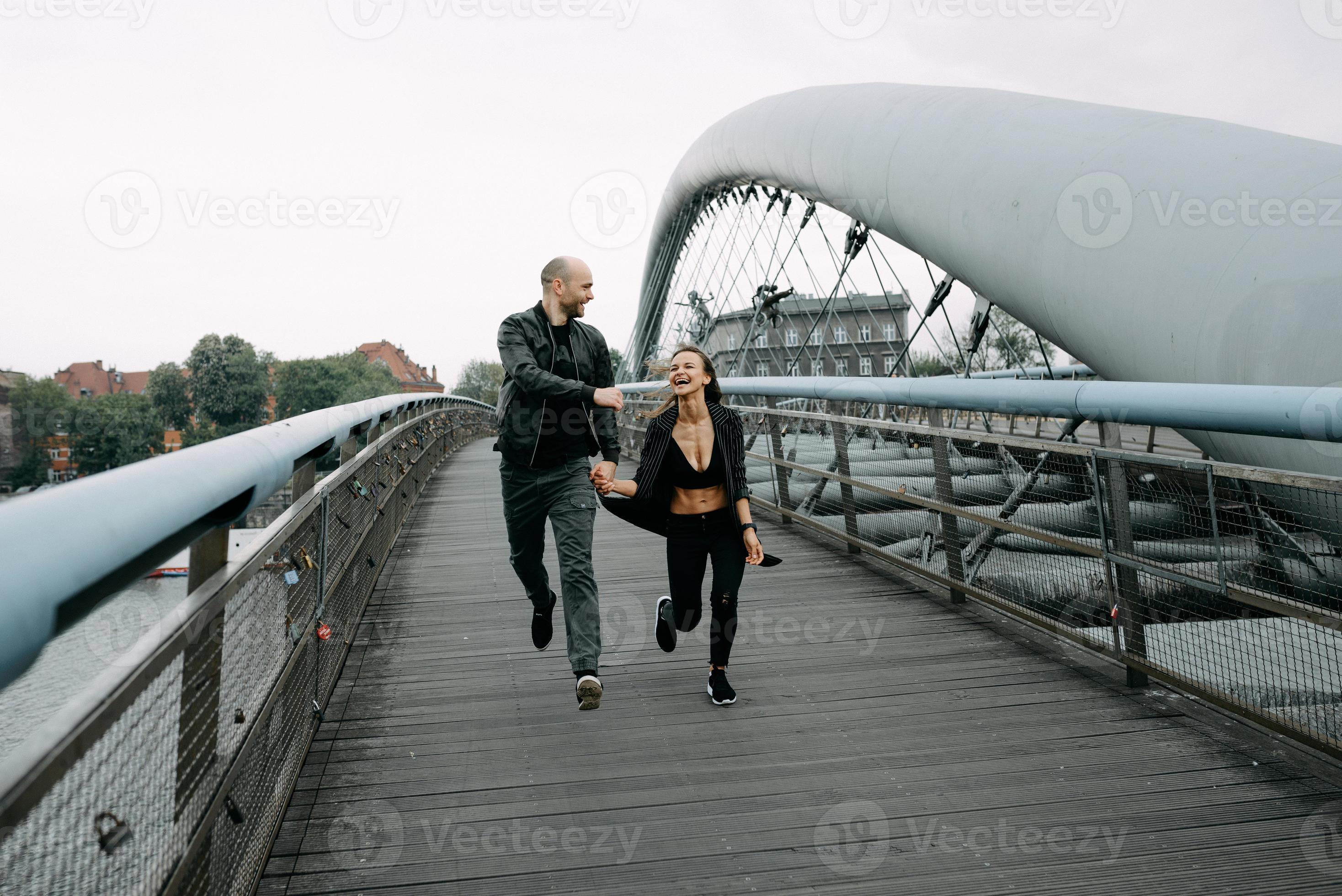 een liefdesverhaal. een man en een vrouw bij de brug. liefdesrelatie. herfst zonsondergang. foto