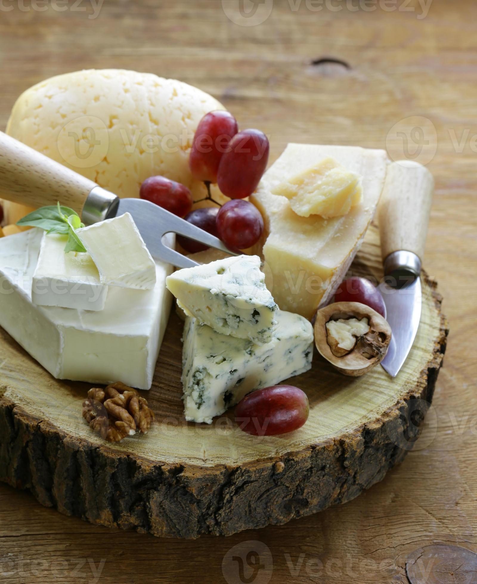 tussen Onmogelijk knal kaasplank met diverse soorten kaas (parmezaan, brie, blauw, cheddar) 708077  Stockfoto