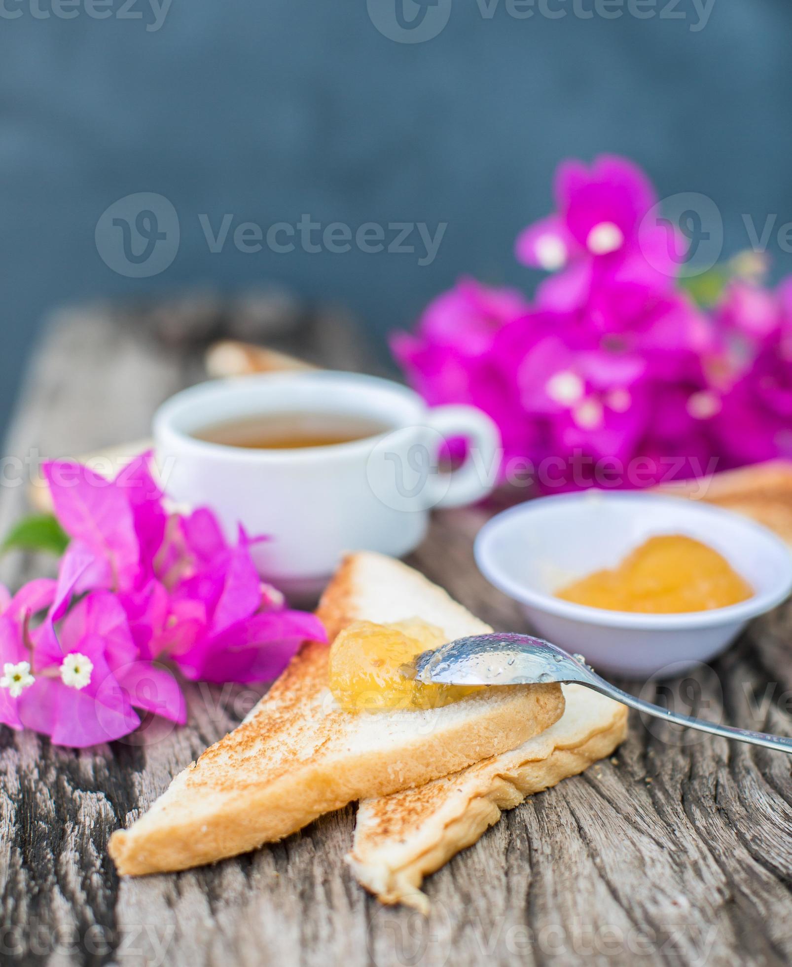 toast met ananasjam en thee. ontbijt rustiek foto