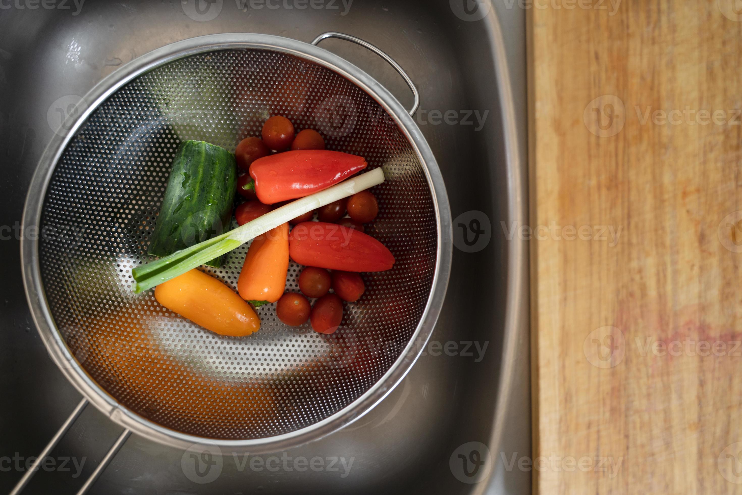 komkommer tomaat groene ui en paprika in een in de gootsteen 7150475 Stockfoto