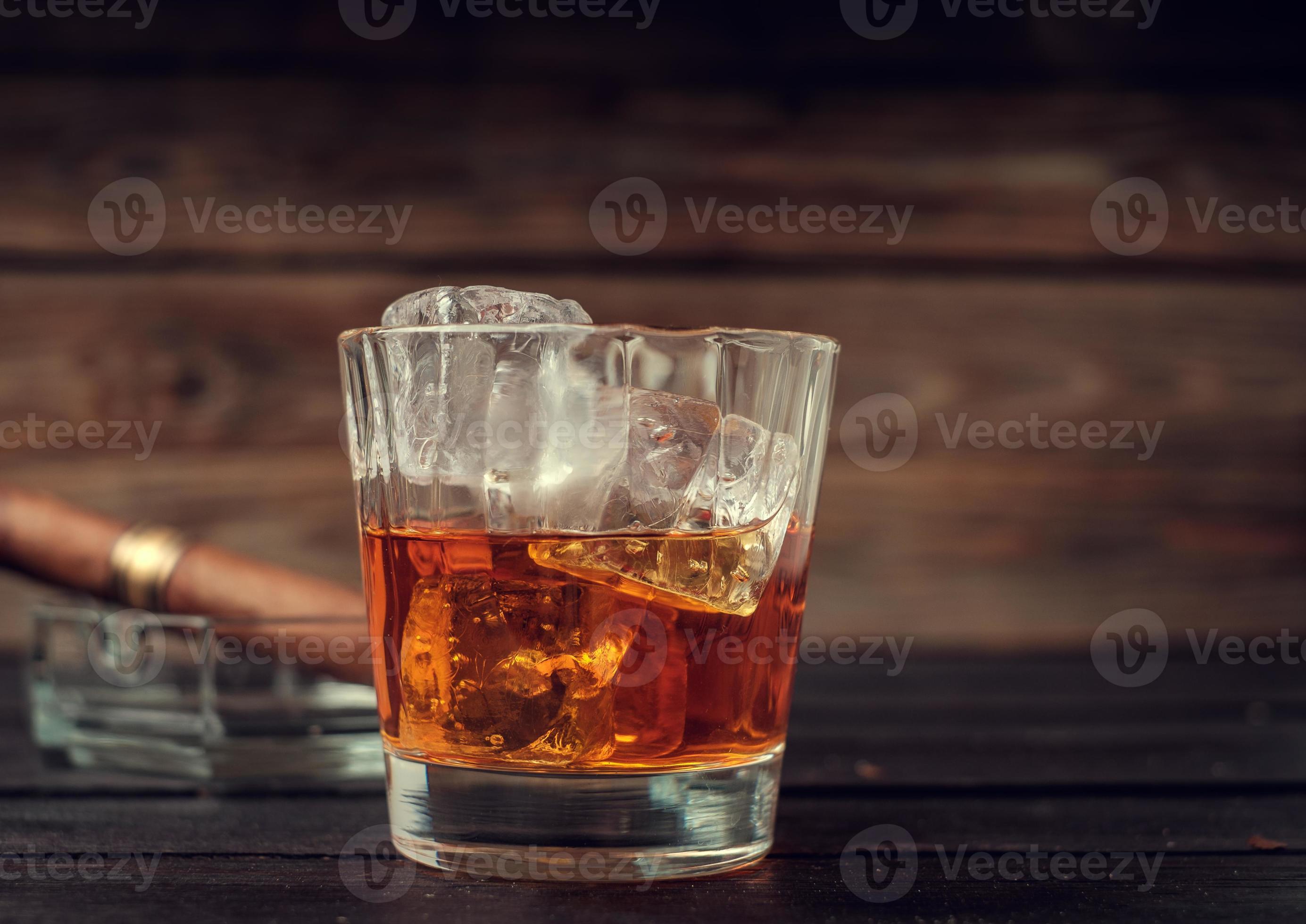 altijd zeemijl schuifelen glas whisky met ijs en sigaar 726408 Stockfoto