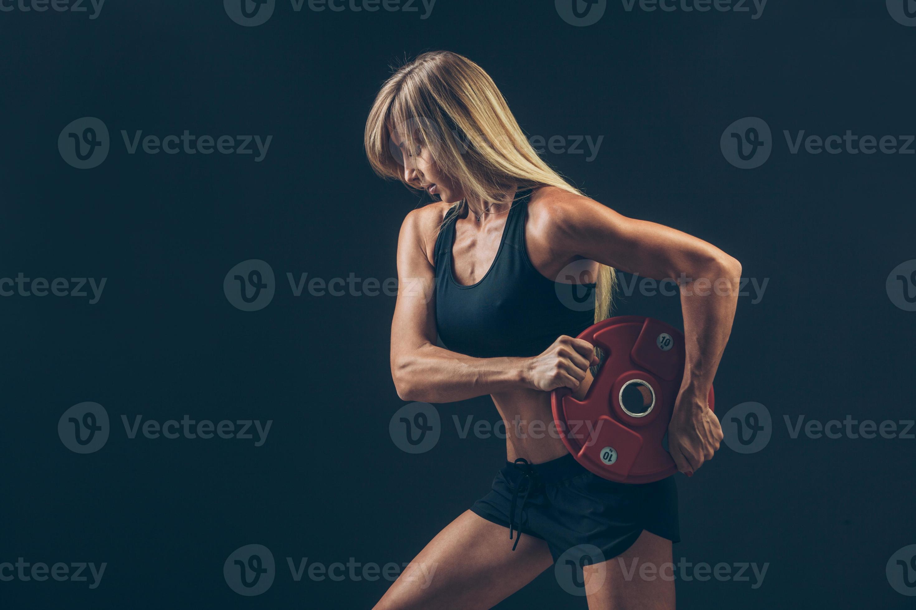 Voorafgaan Uitrusting Pardon fitness vrouw die gewichtheffen doet door zware gewichten op te heffen  742863 Stockfoto