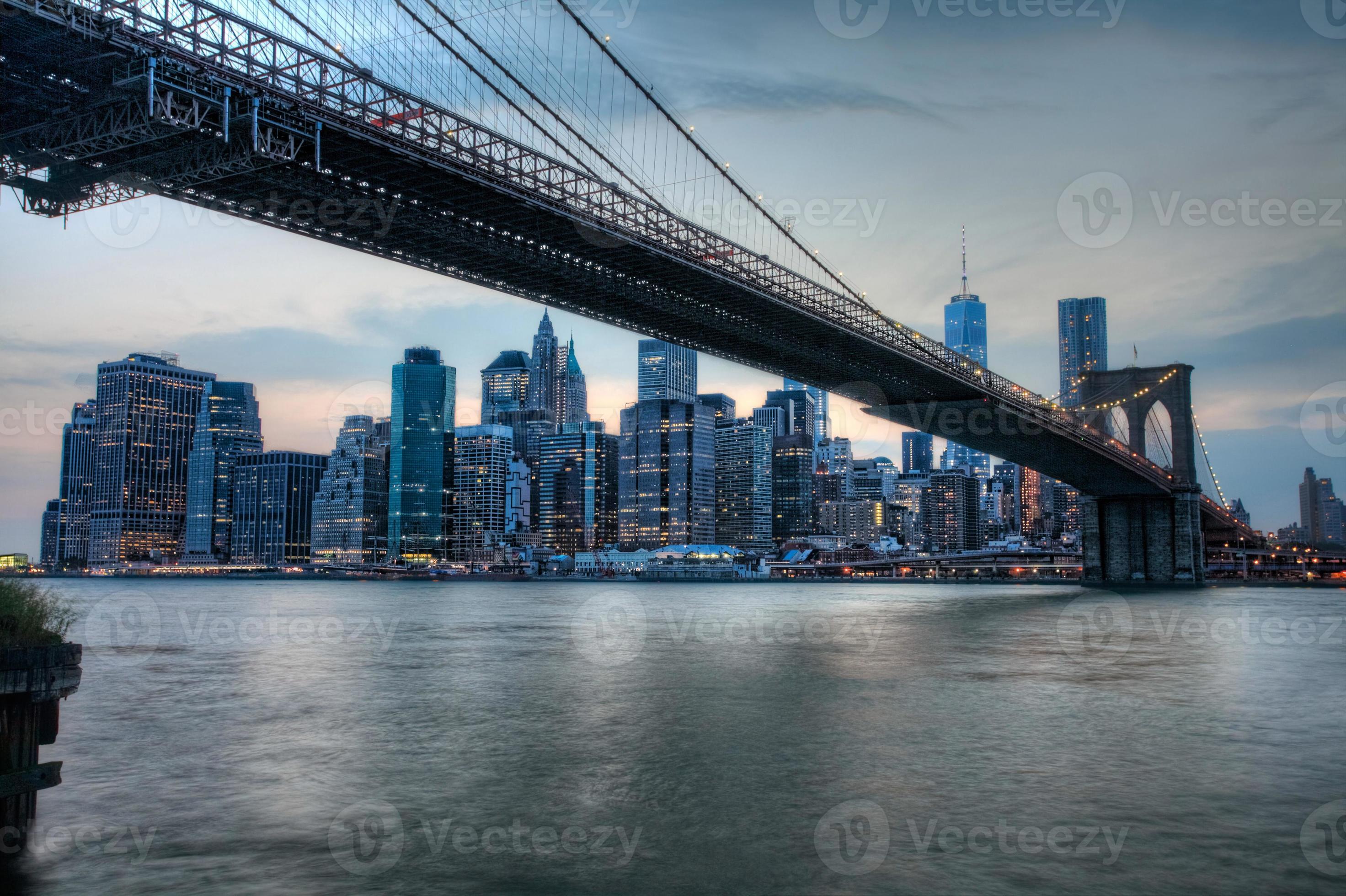 de Brooklyn Bridge met daarachter Manhattan foto
