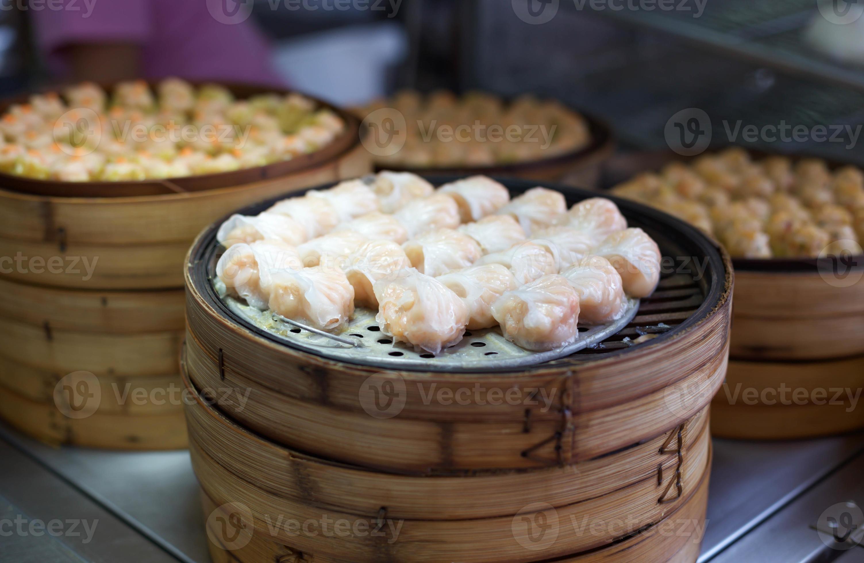 Chinees gestoomd dimsum in bamboe containers foto