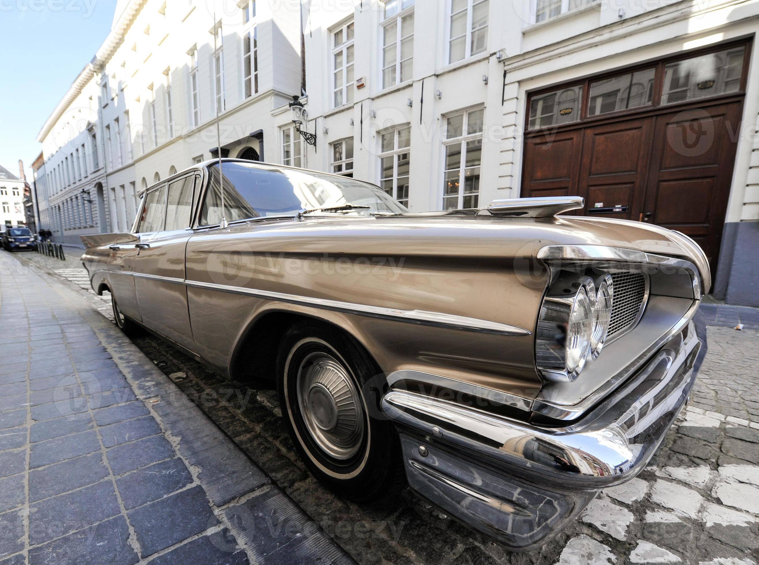klassieke auto geparkeerd in een straat foto