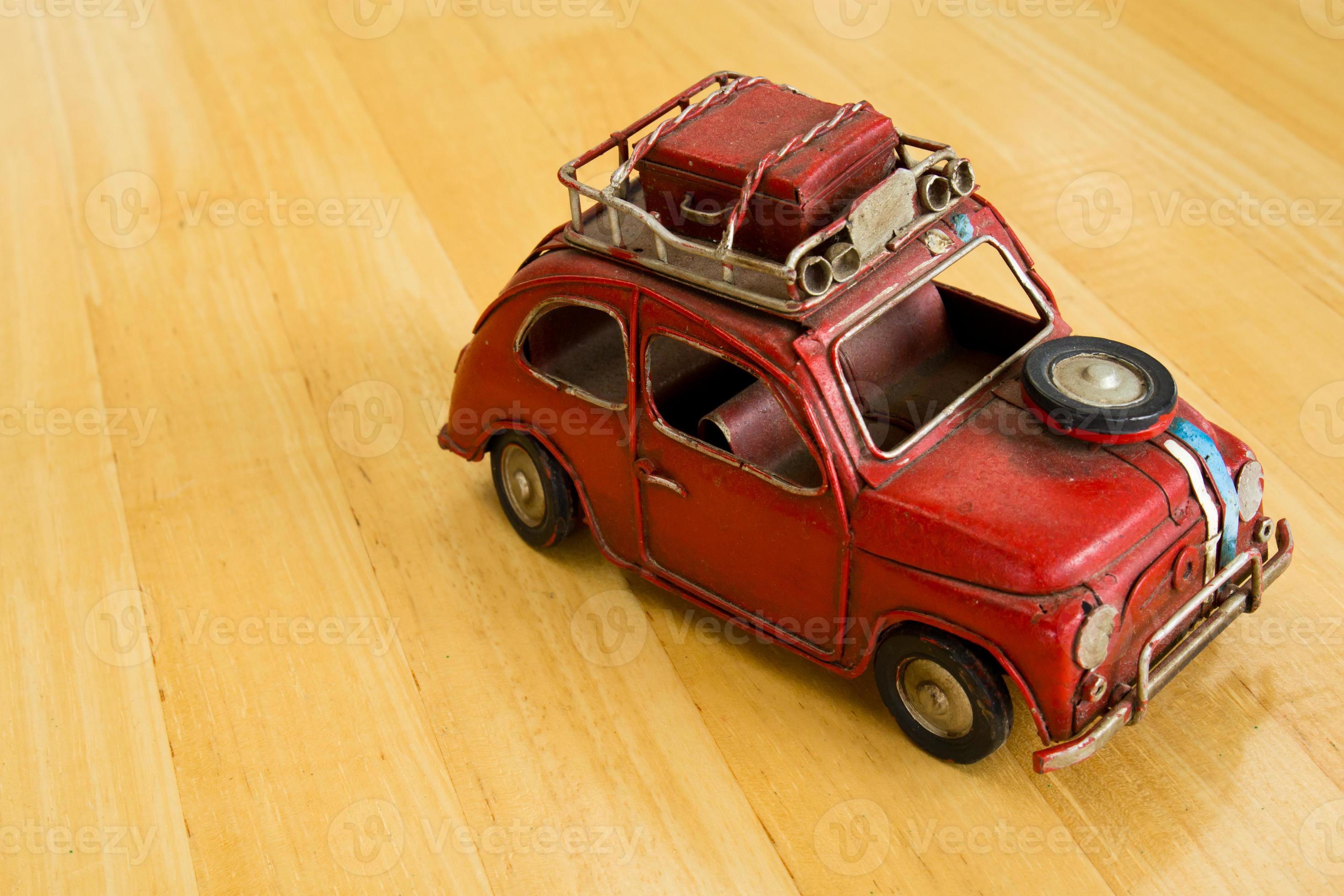 Afrekenen Strippen Panorama oude rode speelgoedauto op een houten vloer. 774092 stockfoto bij Vecteezy