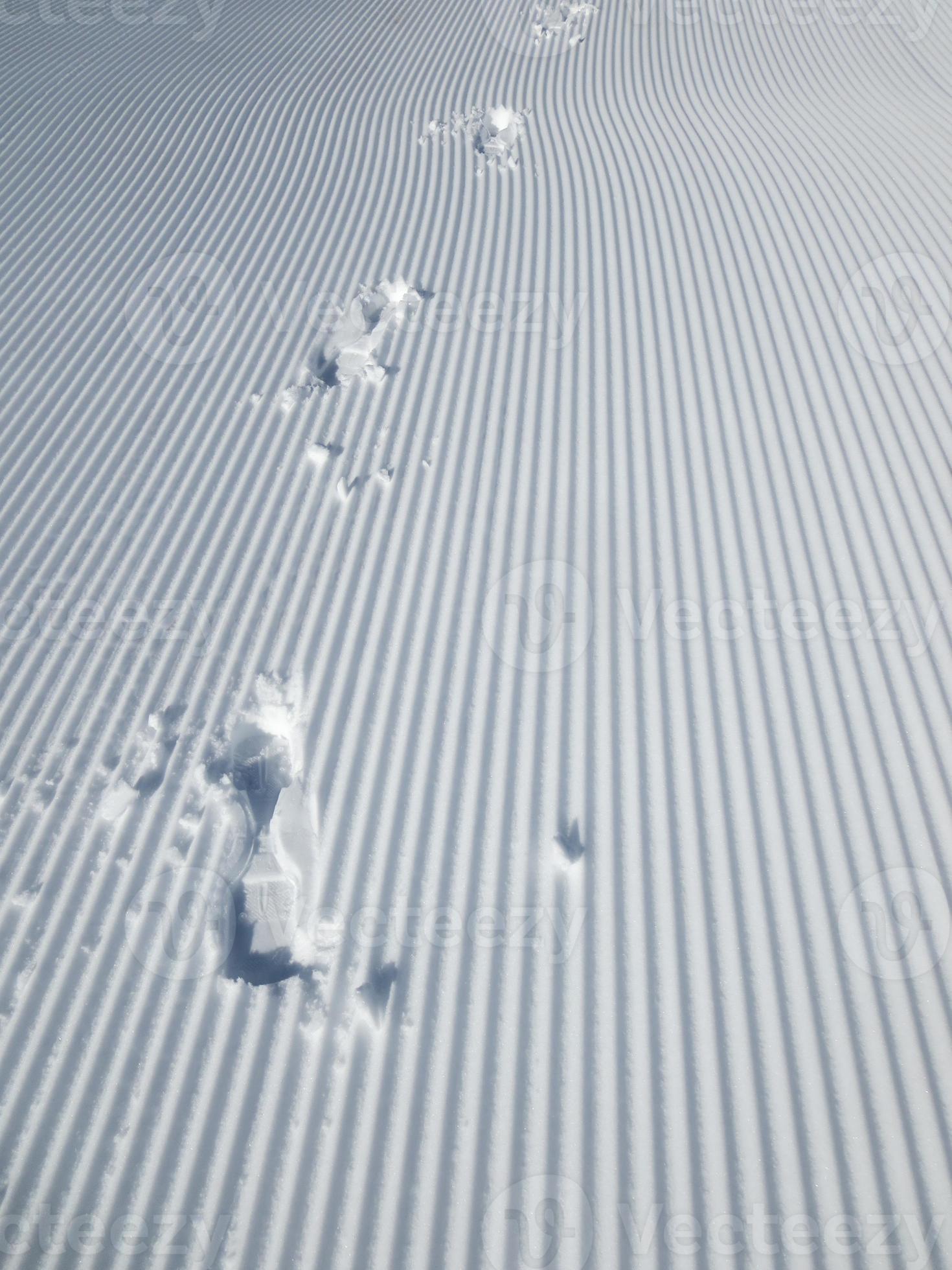 voetsporen in frisse skibaan foto