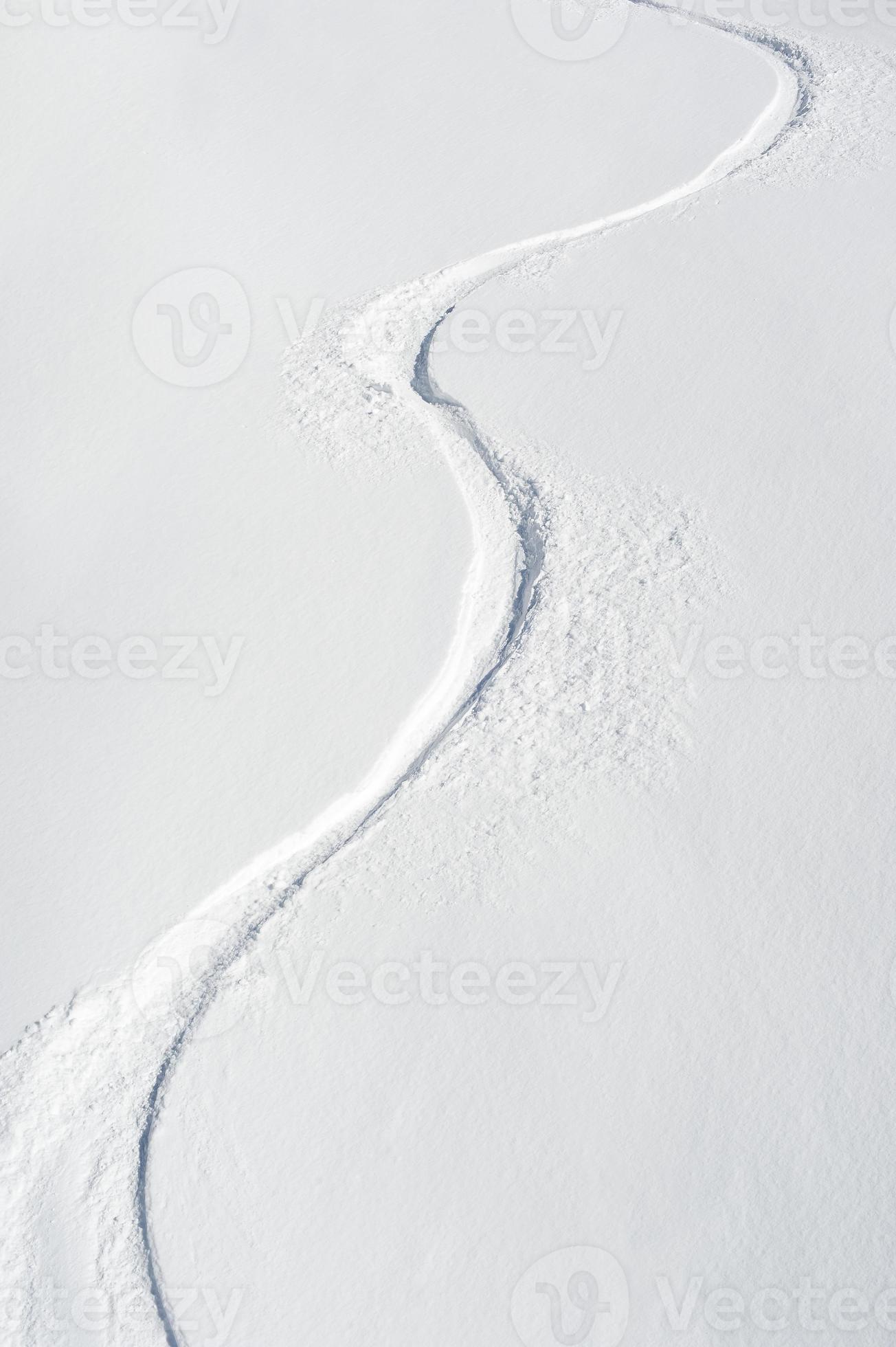 ski tracks op een helling foto