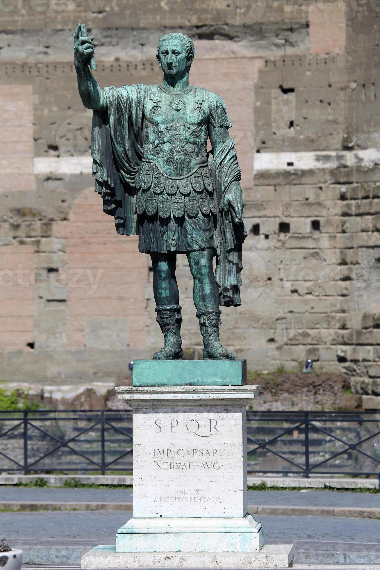 standbeeld caesari nervae augustus, rome, italië foto