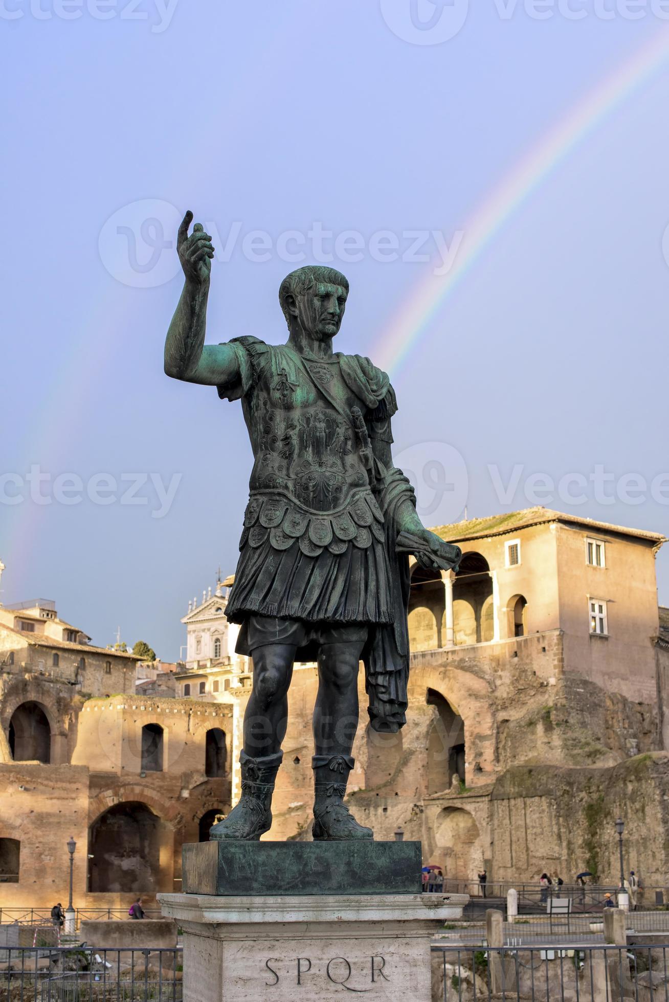 Julius Caesar keizer standbeeld in de regenboog van Rome foto