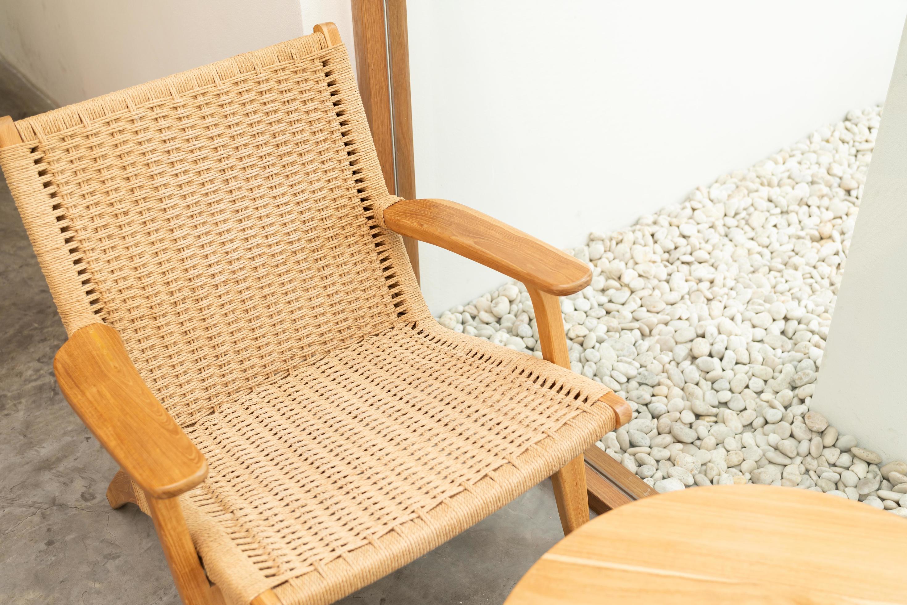 bak geest Corroderen neutraal concept van woonkamer interieur met design houten fauteuil.  close-up van houten stoel met rotan, mooi eikenhouten textuuroppervlak,  rotanpatroon. 8001090 Stockfoto