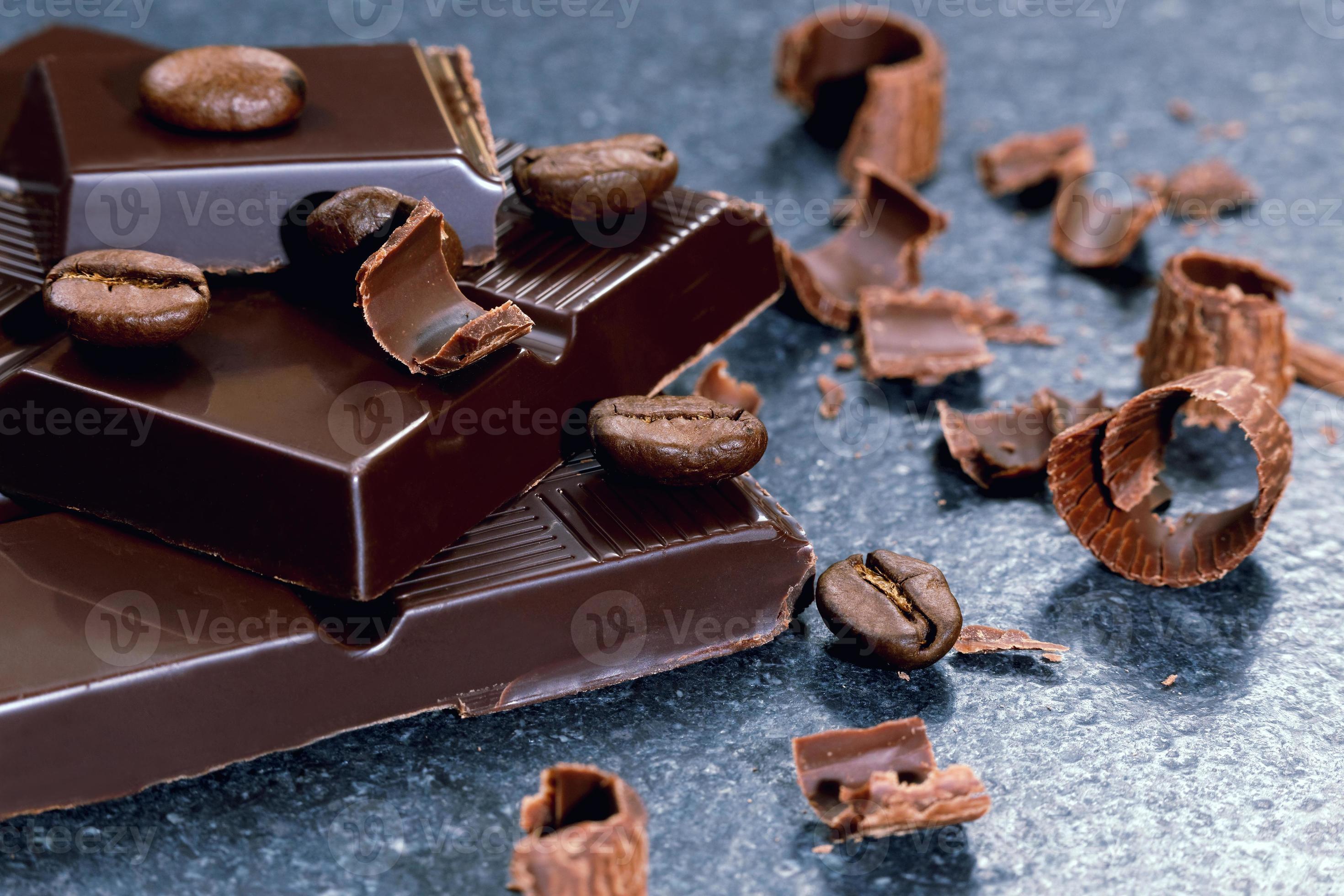 donkere chocolade en koffieboon op een stenen tafel foto