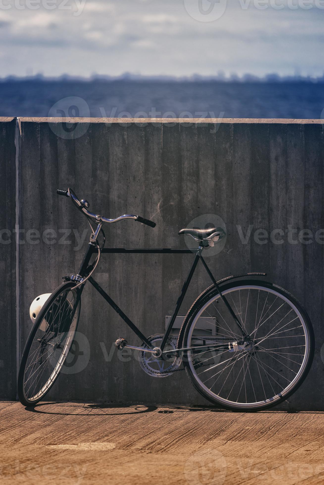 De kamer schoonmaken Prestigieus Huiswerk maken klassieke vintage zwarte fiets leunend tegen de muur 824940 stockfoto bij  Vecteezy