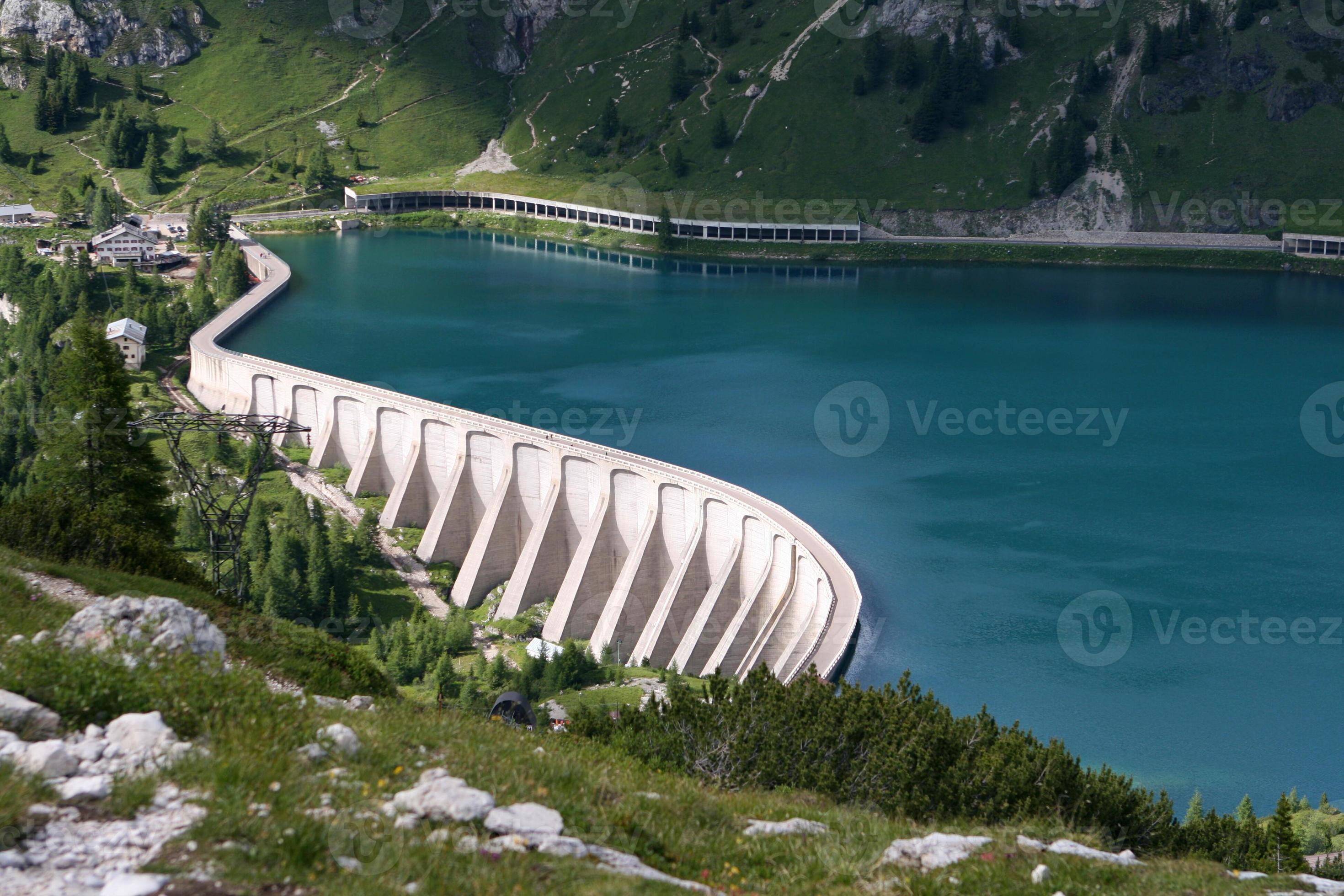 reservoir lago di fedaia, dolomiti, italië foto