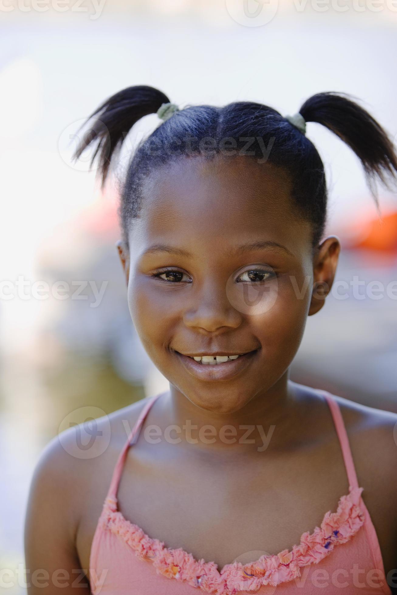 meisje, met haar trossen, gekleed in top, close-up 833046 stockfoto bij